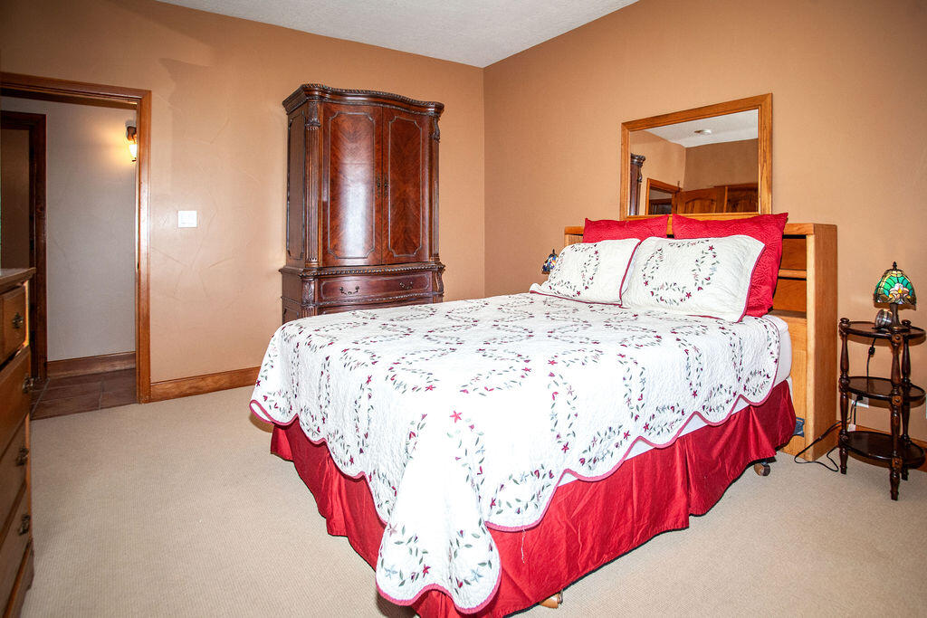 8601 Royal Glo Drive NE