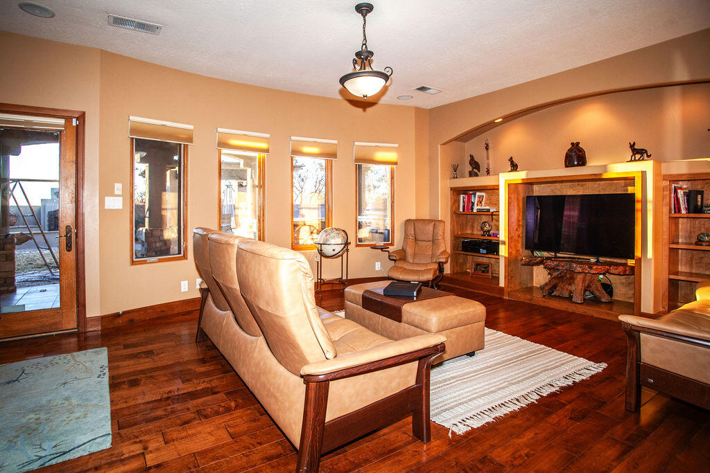 8601 Royal Glo Drive NE