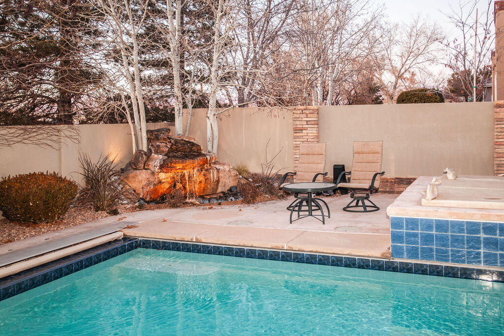 8601 Royal Glo Drive NE