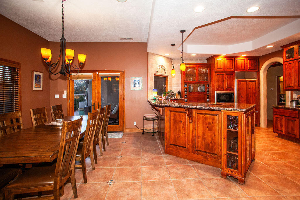 8601 Royal Glo Drive NE