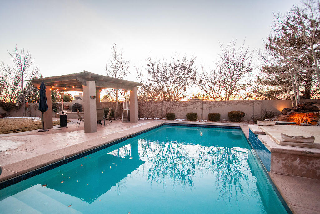 8601 Royal Glo Drive NE