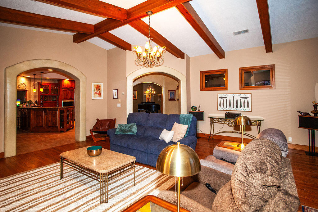 8601 Royal Glo Drive NE