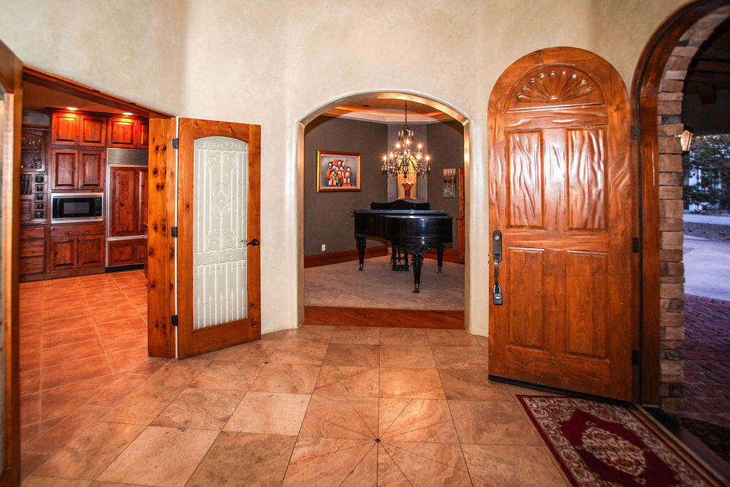 8601 Royal Glo Drive NE