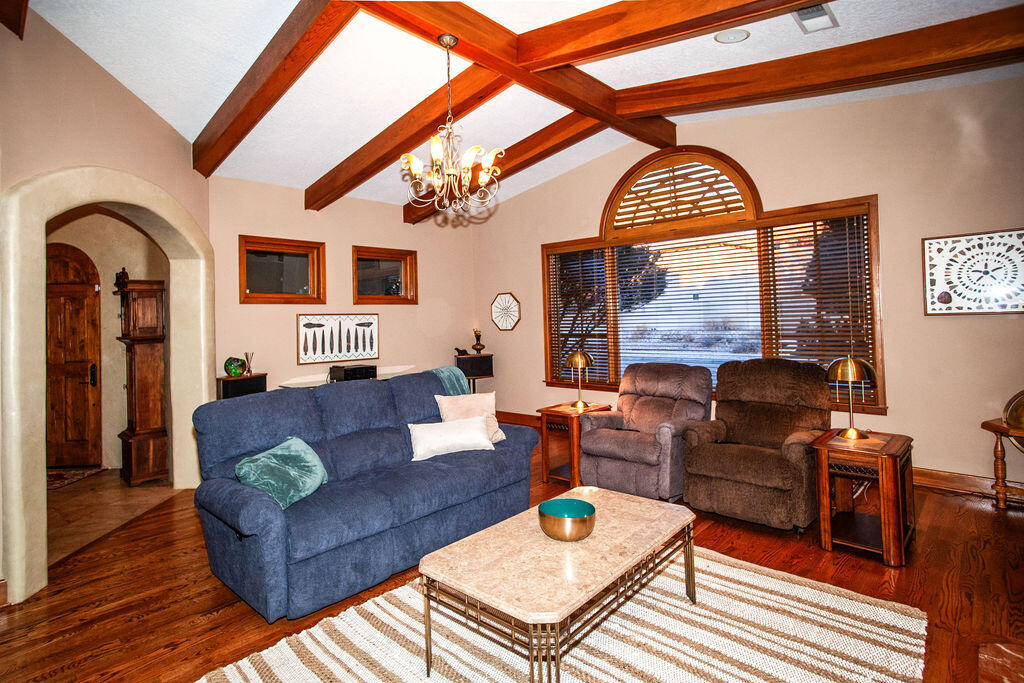 8601 Royal Glo Drive NE