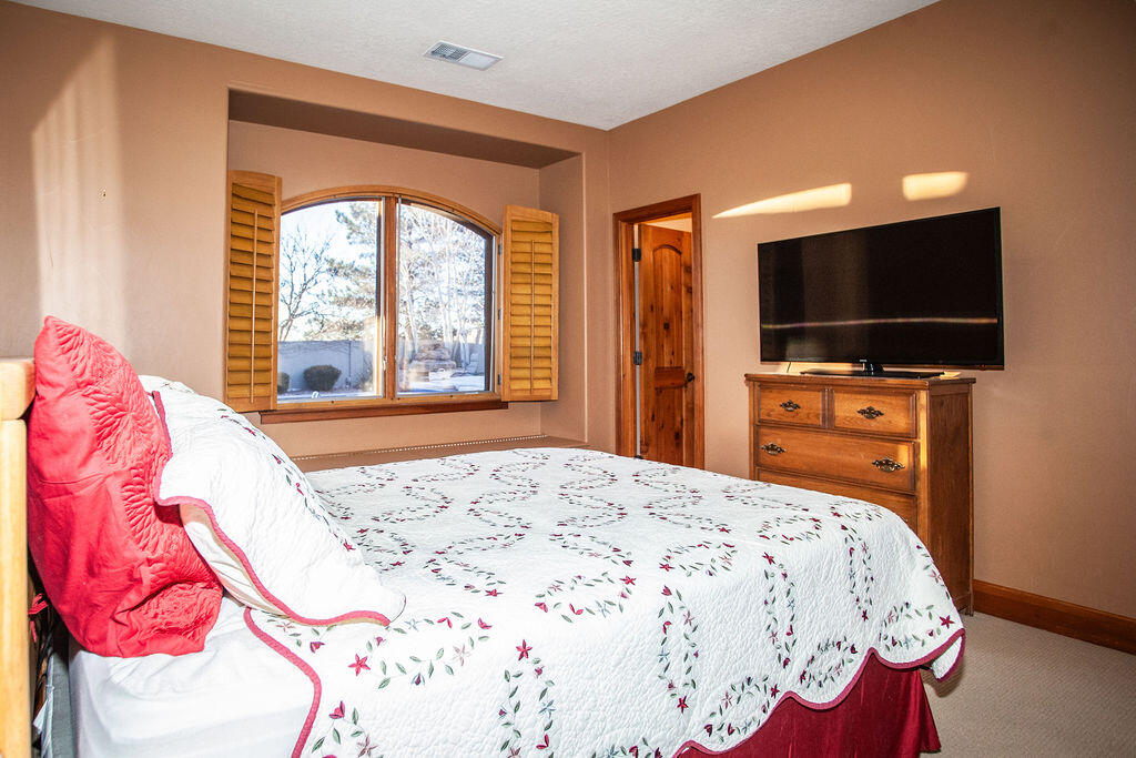 8601 Royal Glo Drive NE