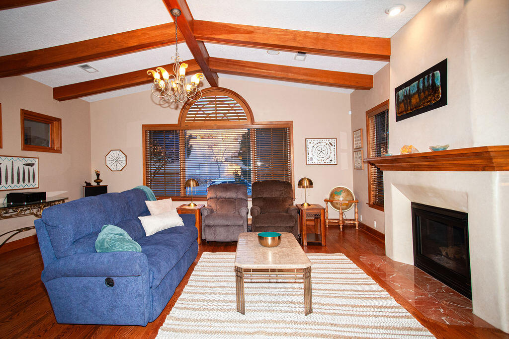 8601 Royal Glo Drive NE