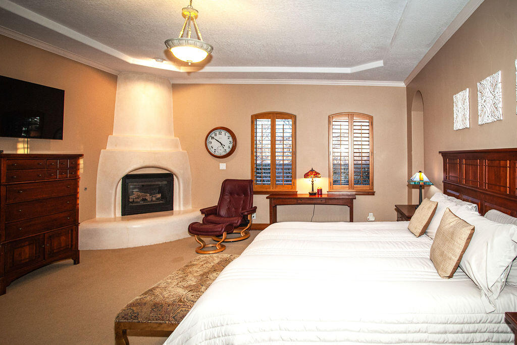 8601 Royal Glo Drive NE