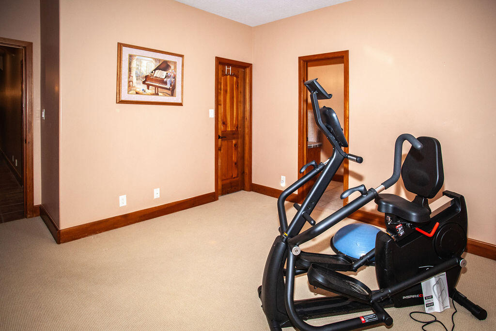 8601 Royal Glo Drive NE