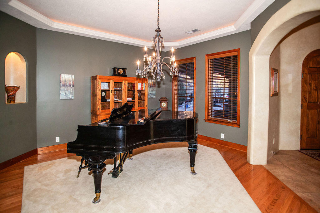 8601 Royal Glo Drive NE