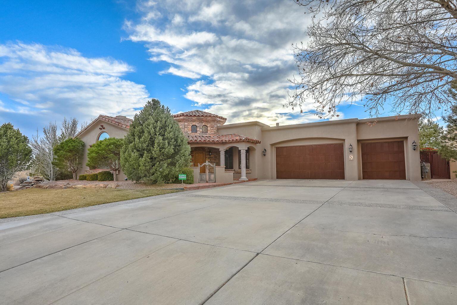 8601 Royal Glo Drive NE