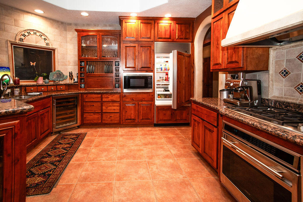 8601 Royal Glo Drive NE