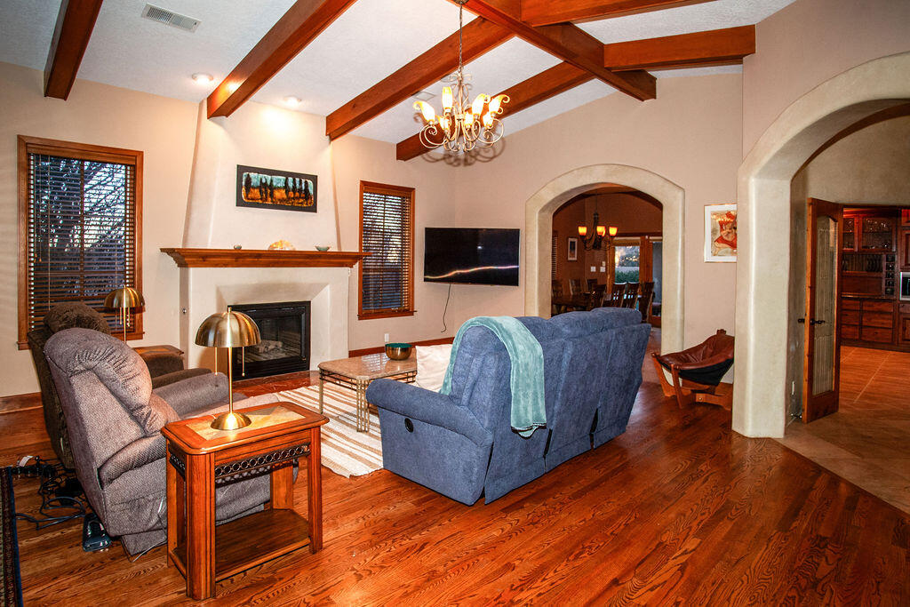 8601 Royal Glo Drive NE