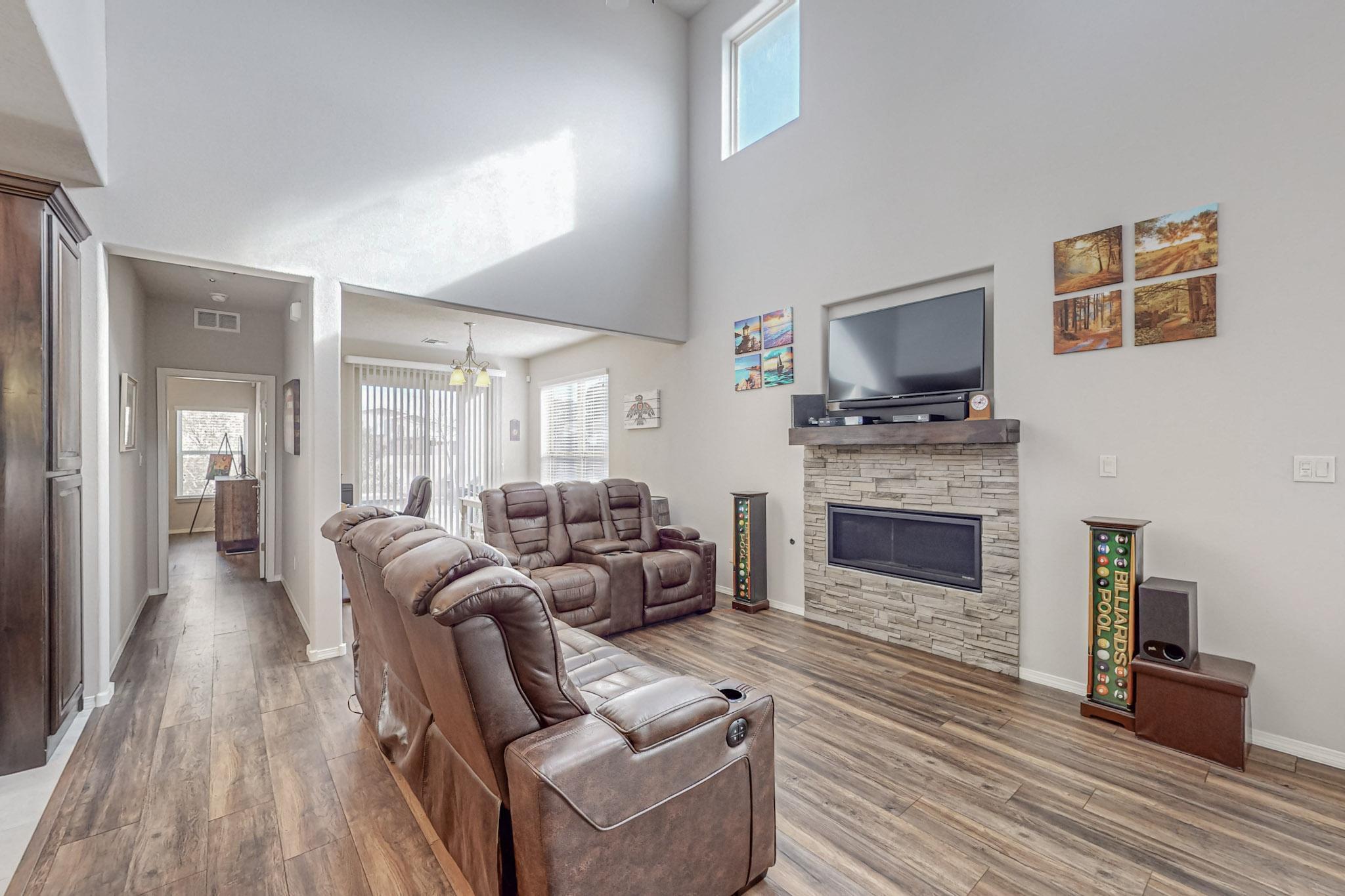 6900 Papaya Street NE