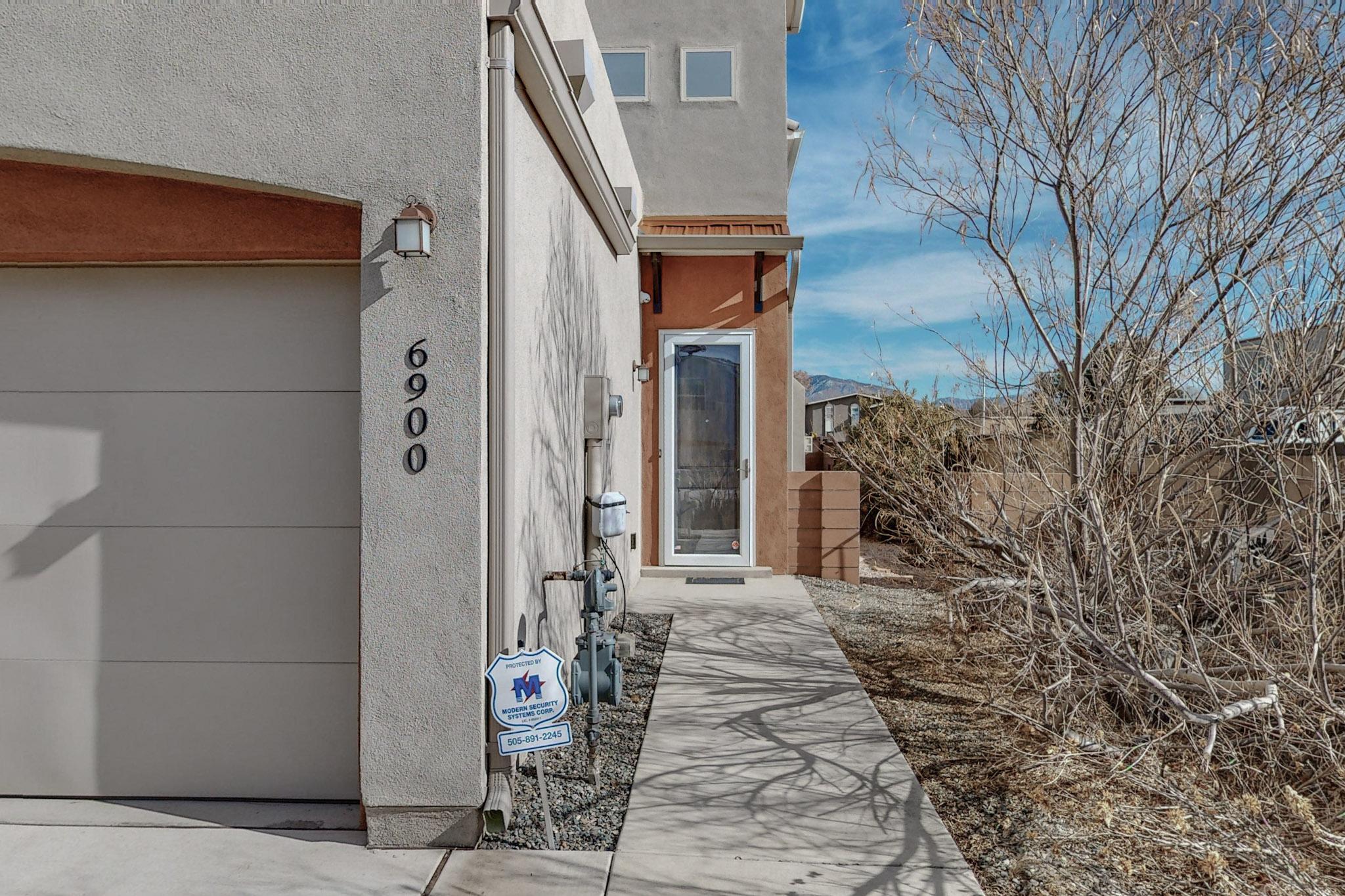 6900 Papaya Street NE