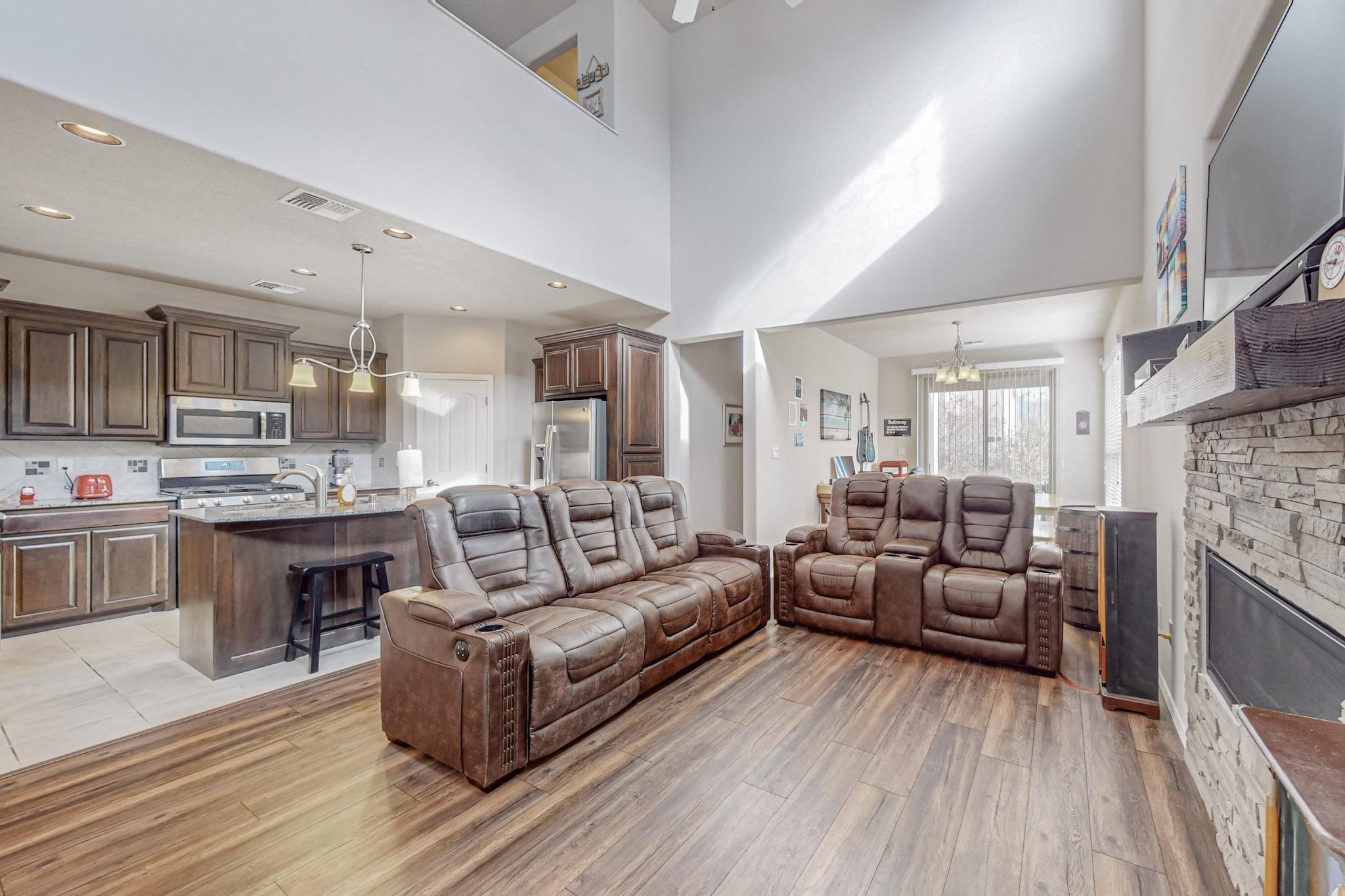 6900 Papaya Street NE