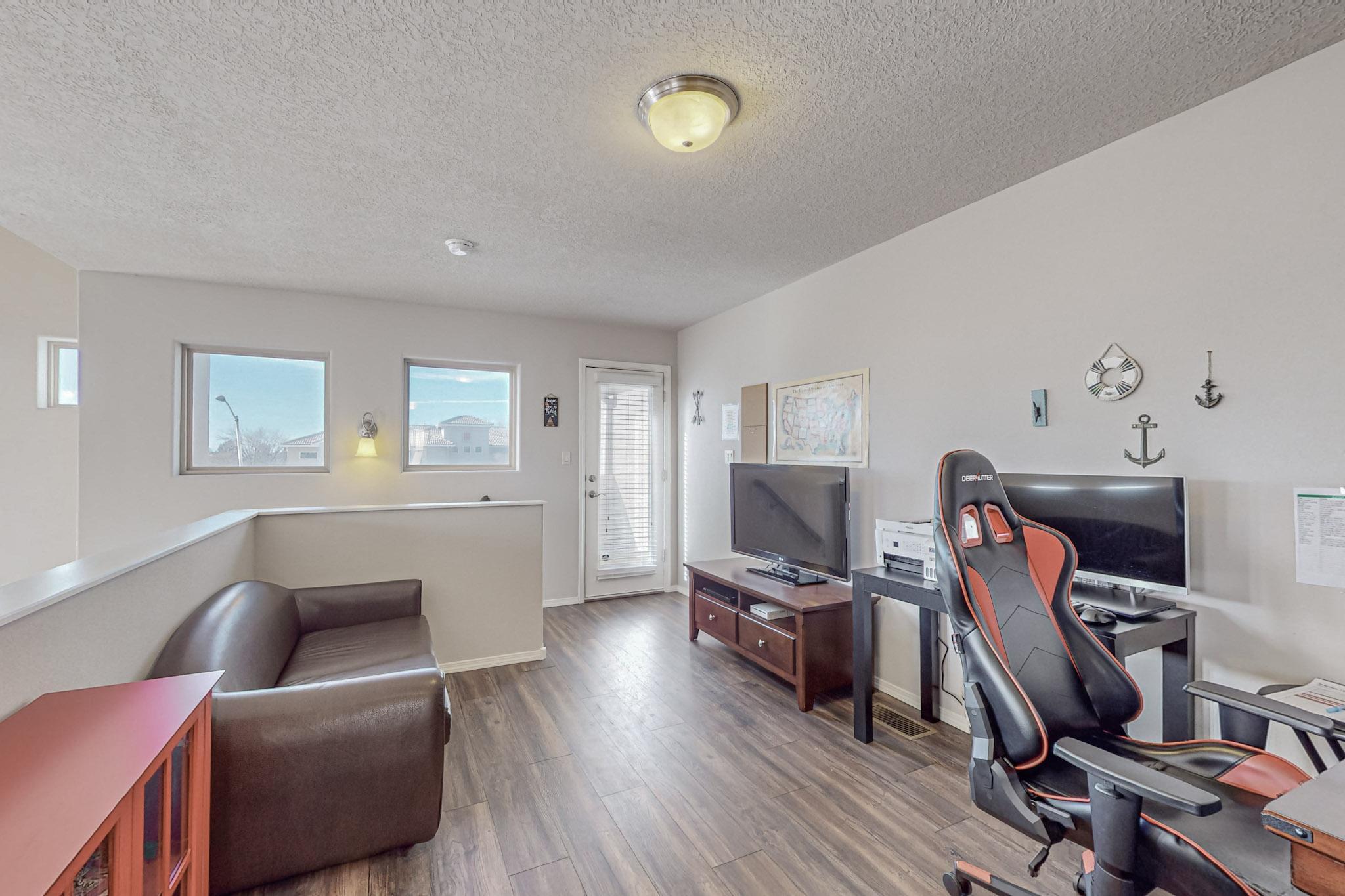 6900 Papaya Street NE