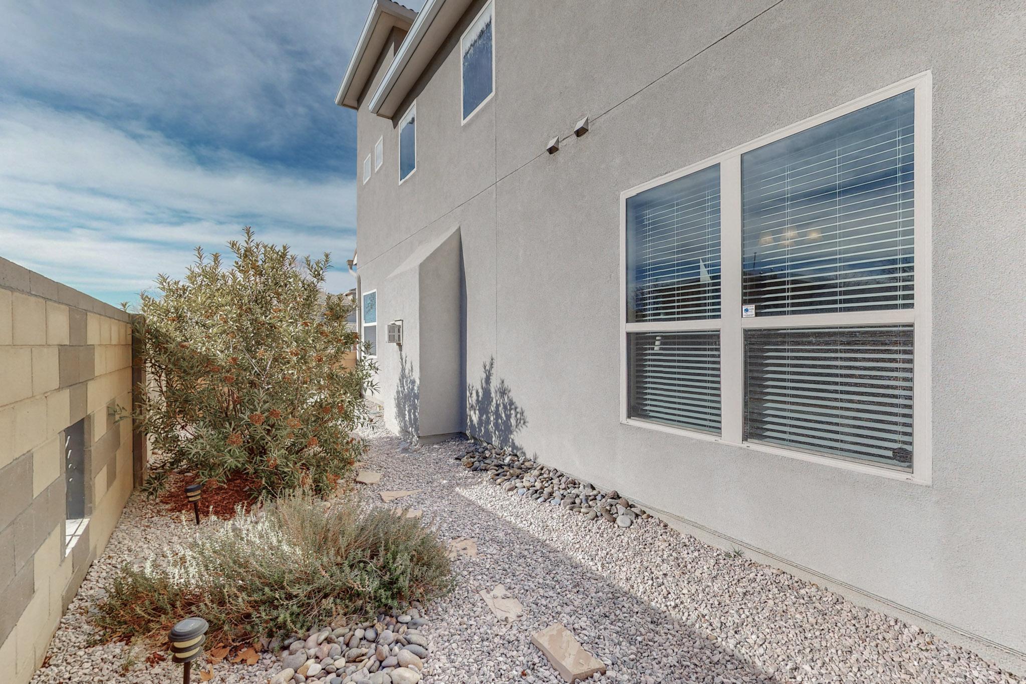 6900 Papaya Street NE