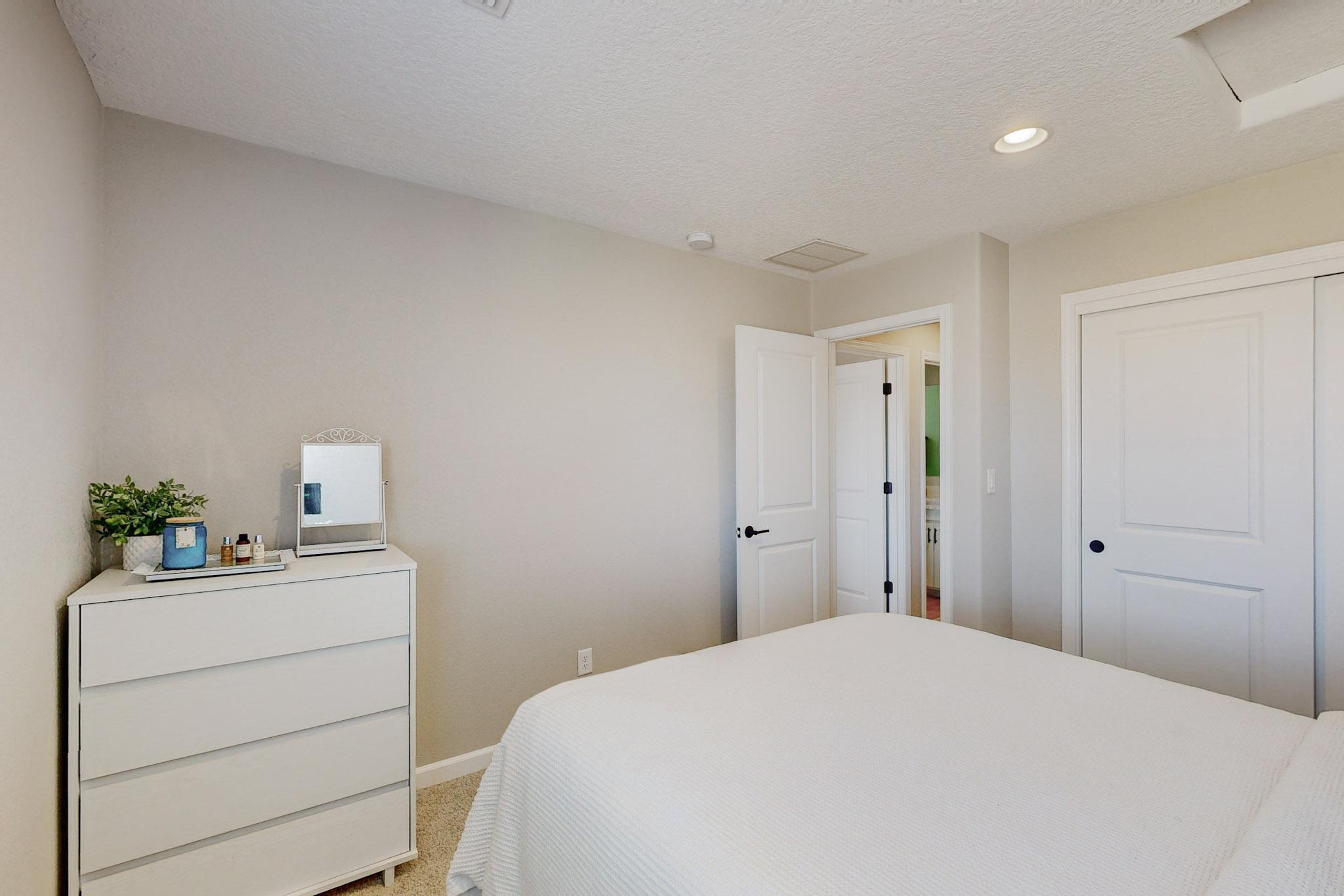 11423 Manzano Vista Avenue SE