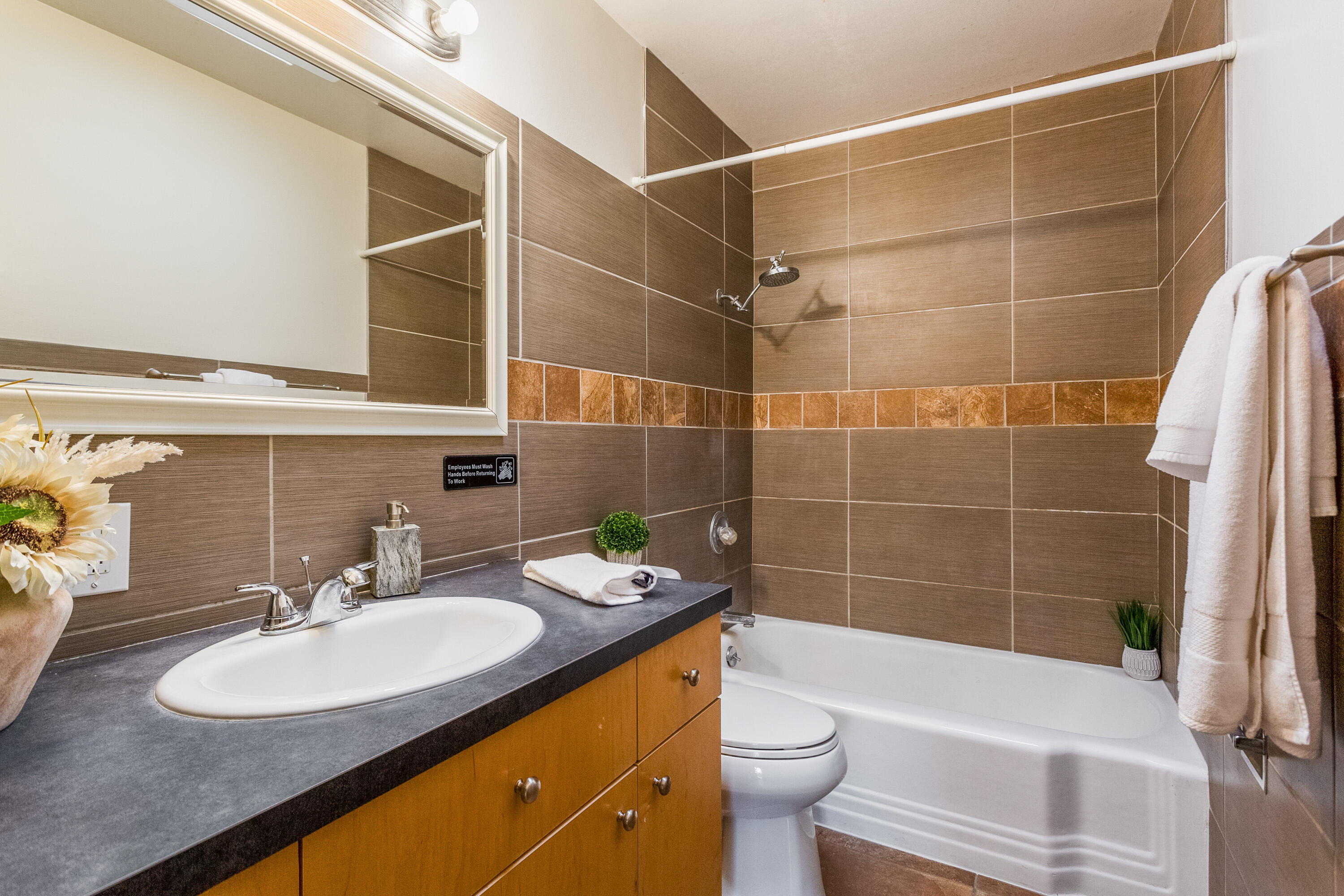 4611 Constitution Avenue NE