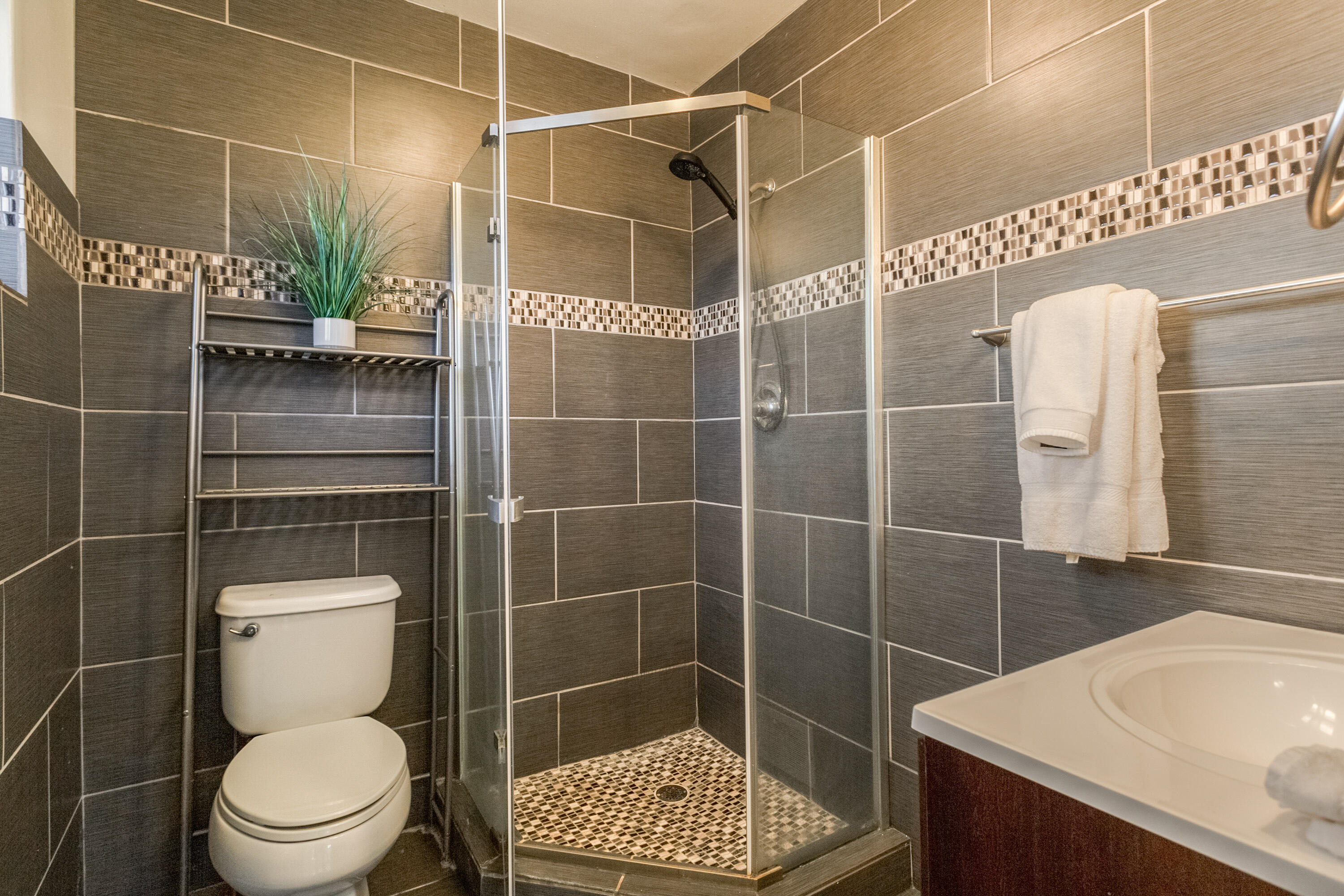 4611 Constitution Avenue NE