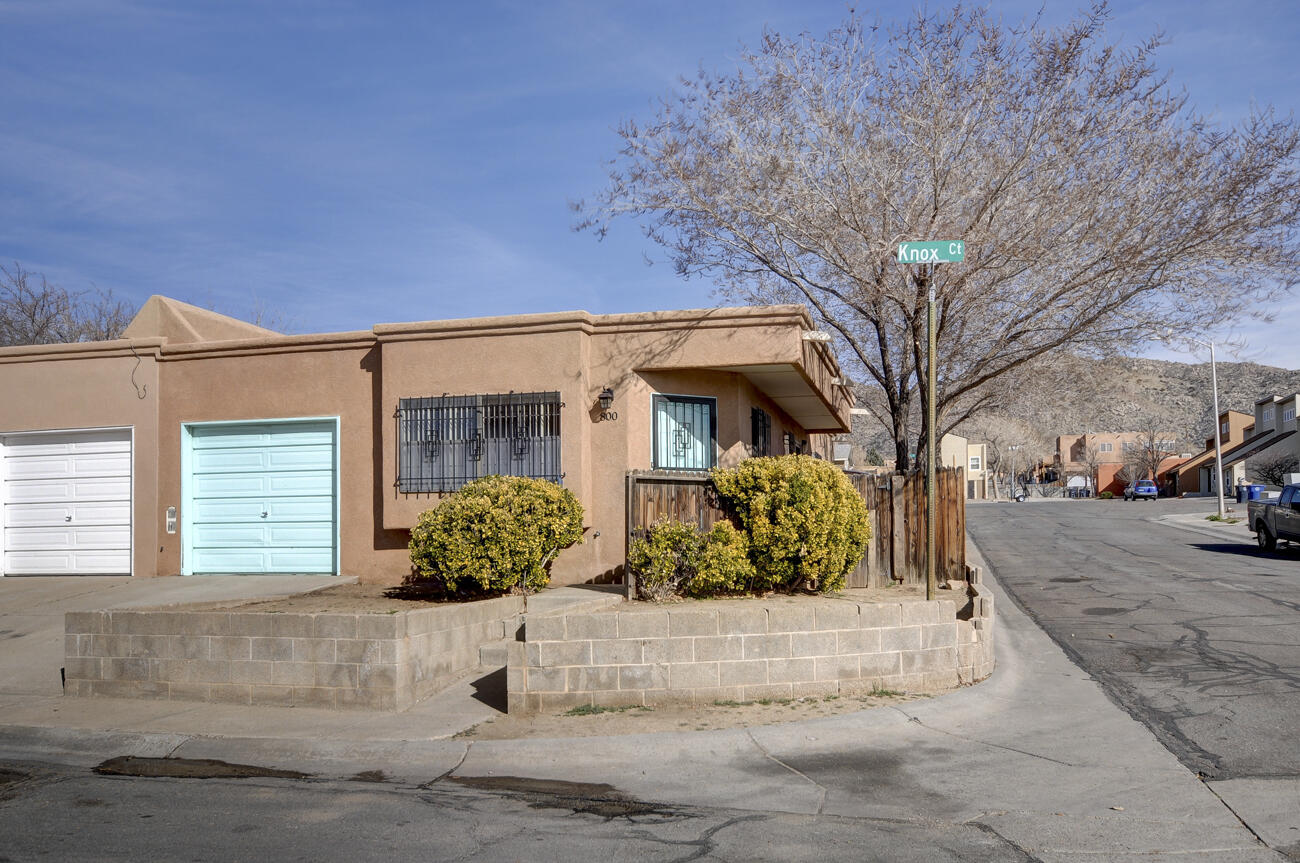 800 Knox Court NE