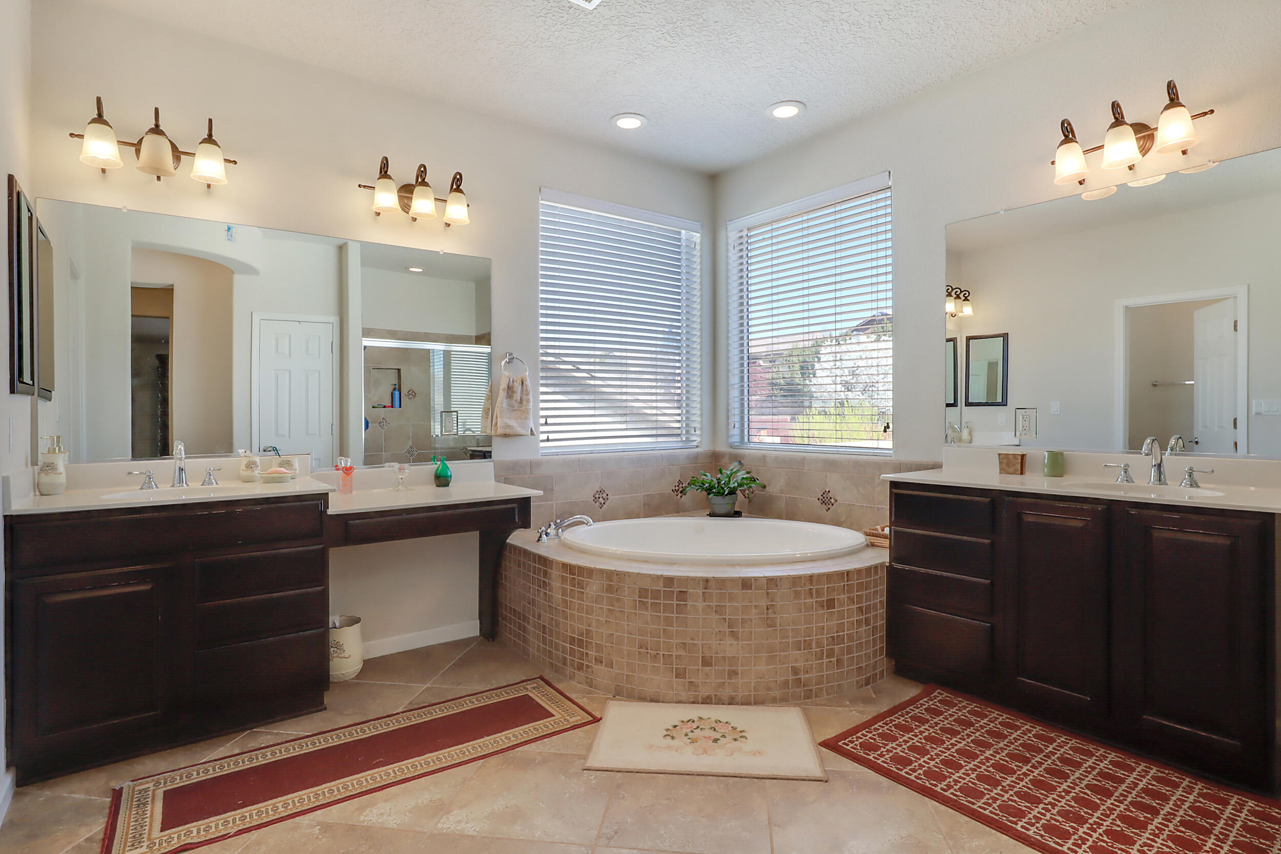 3813 Las Colinas Avenue NE