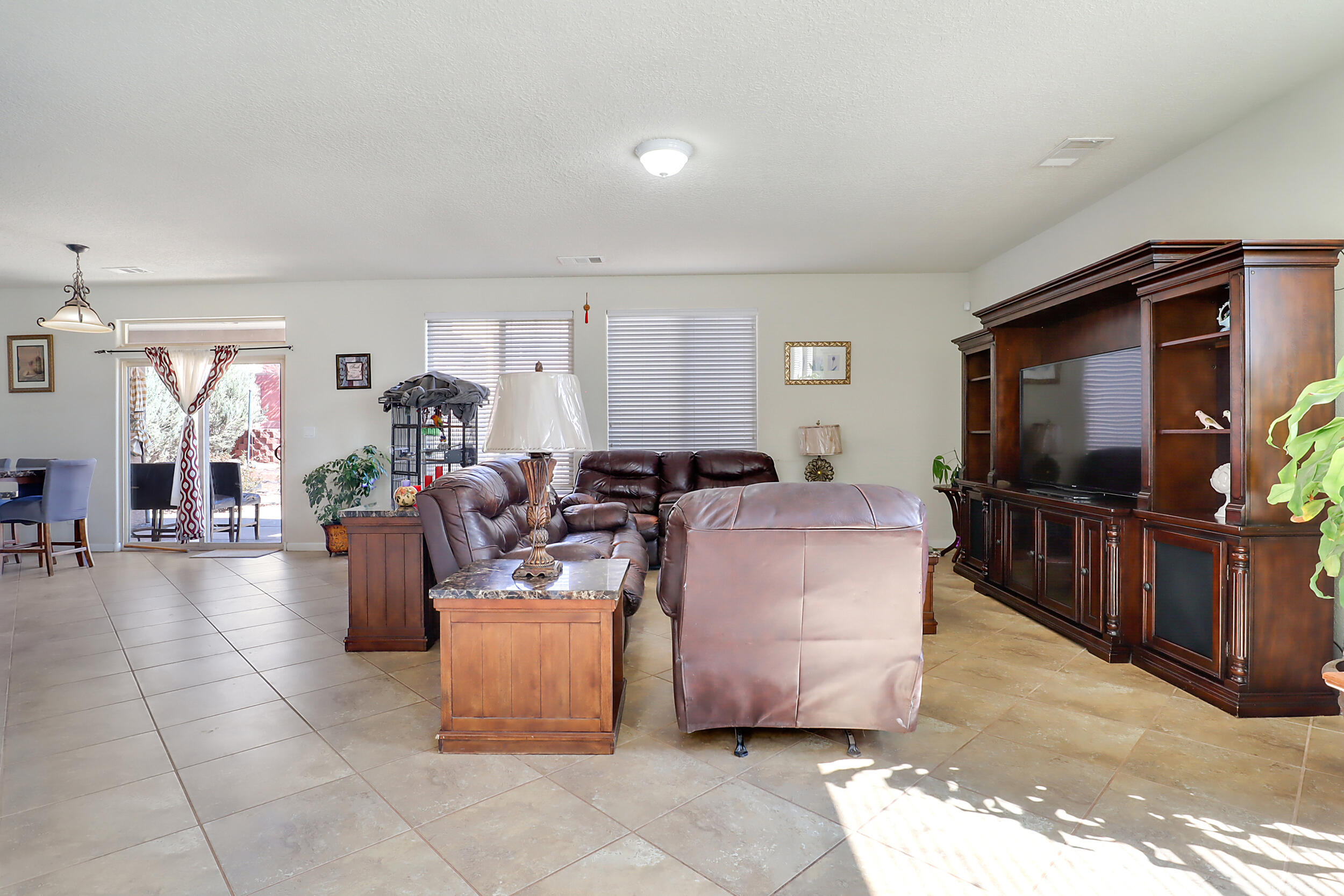 3813 Las Colinas Avenue NE