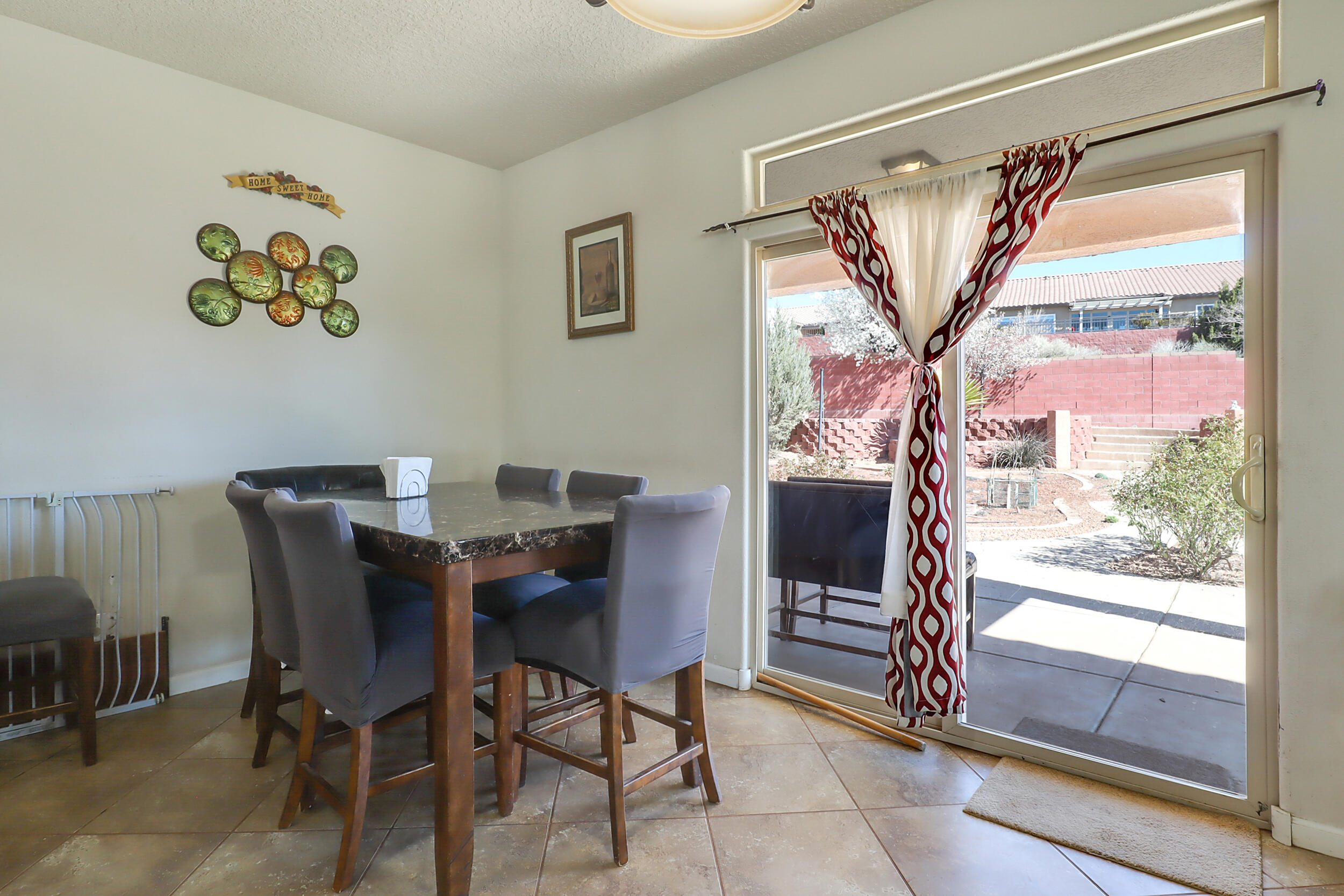 3813 Las Colinas Avenue NE