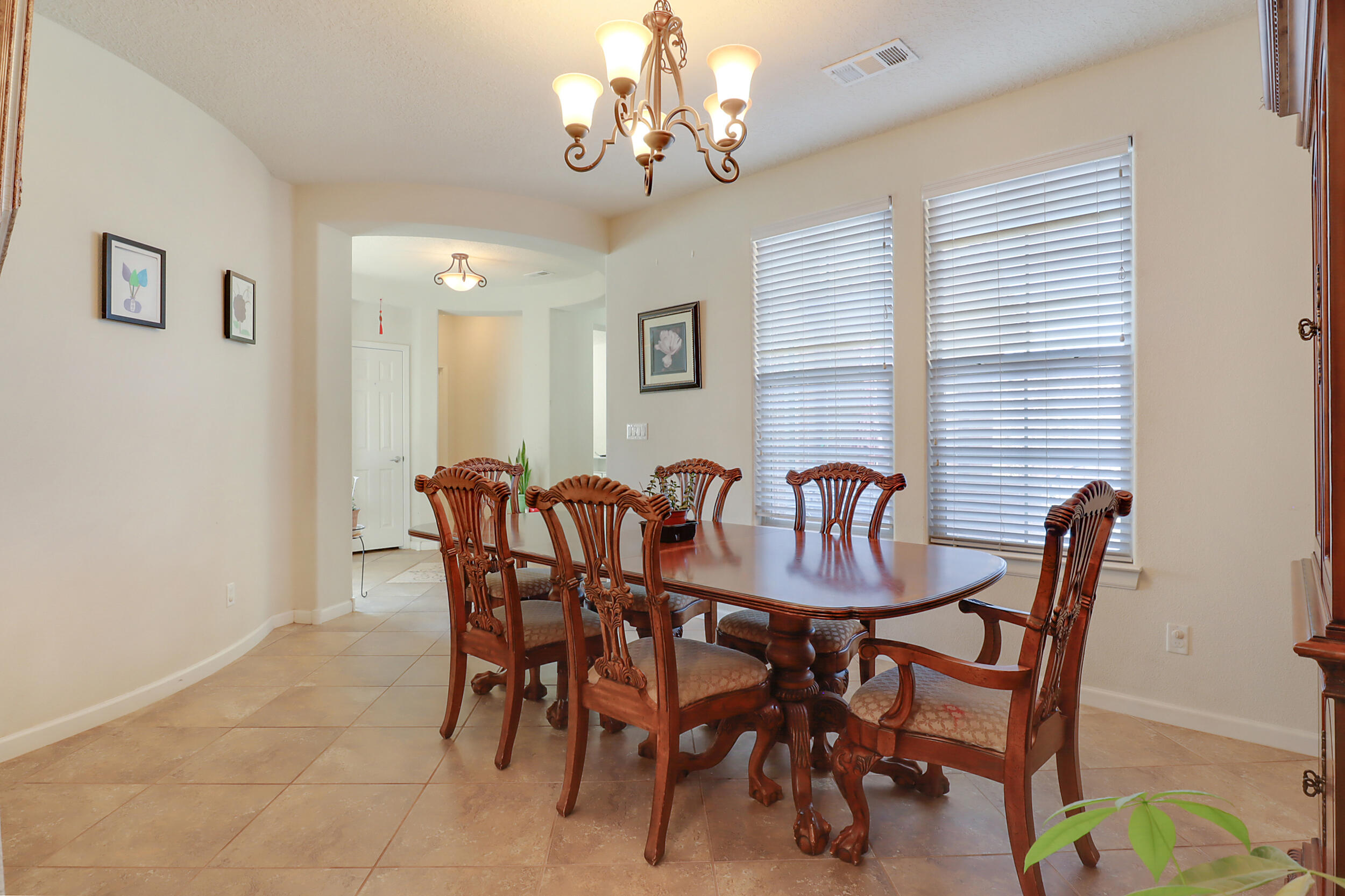 3813 Las Colinas Avenue NE