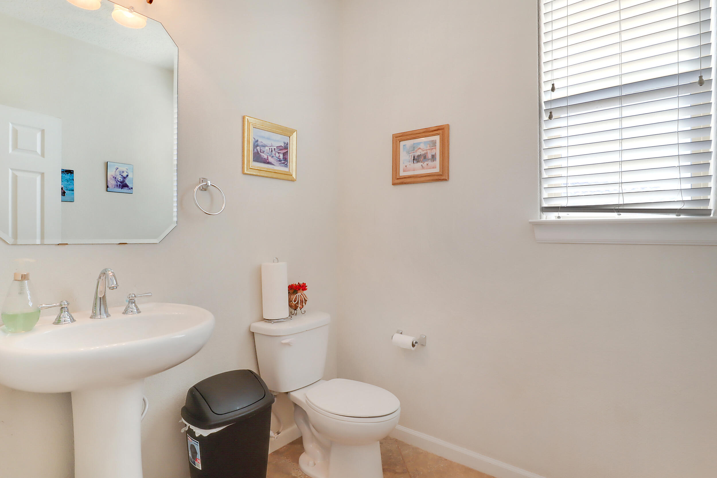 3813 Las Colinas Avenue NE