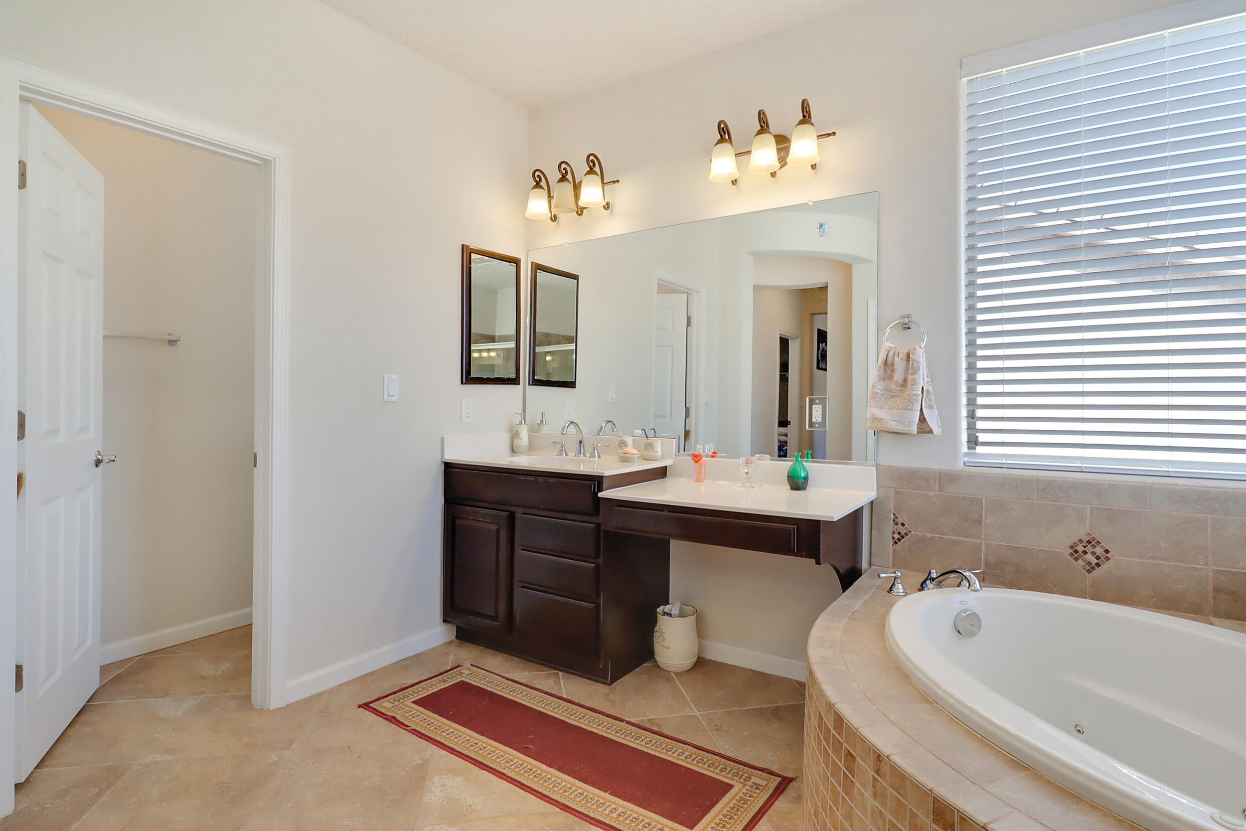 3813 Las Colinas Avenue NE