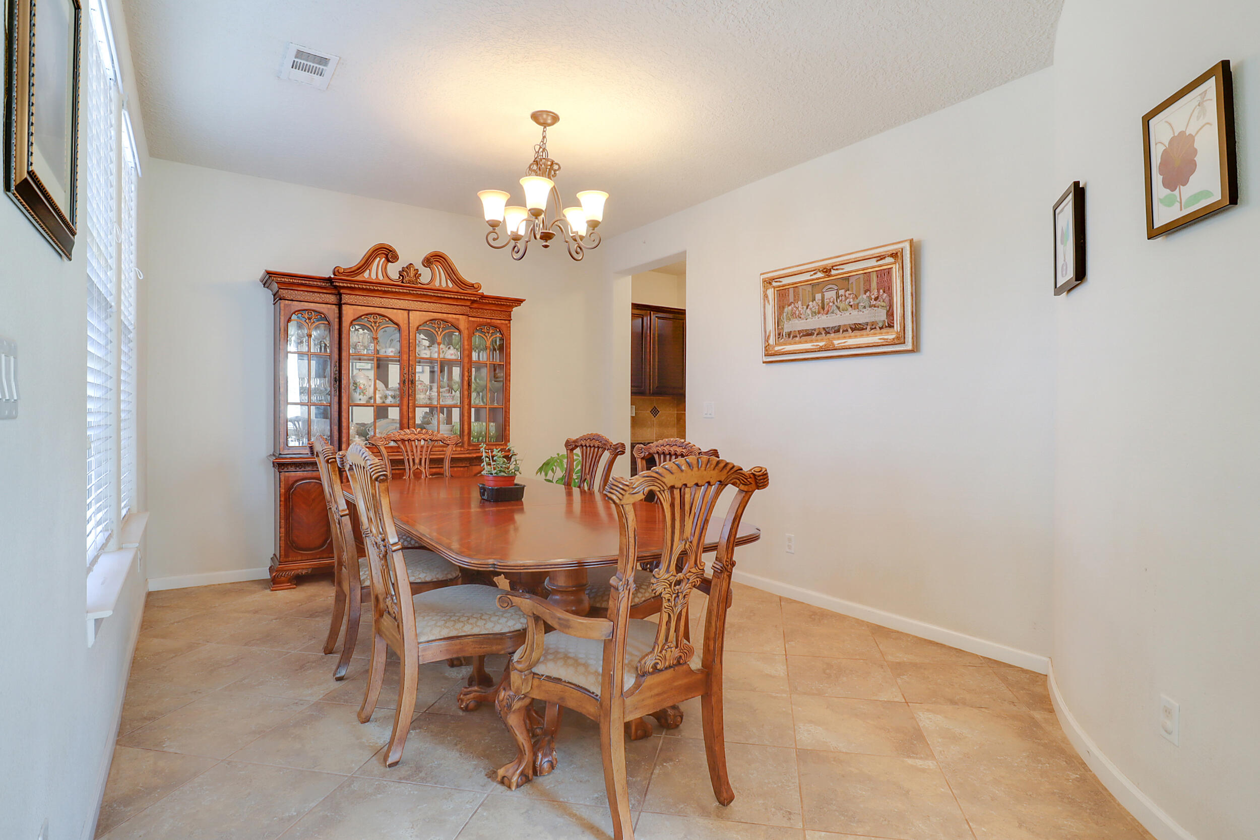 3813 Las Colinas Avenue NE