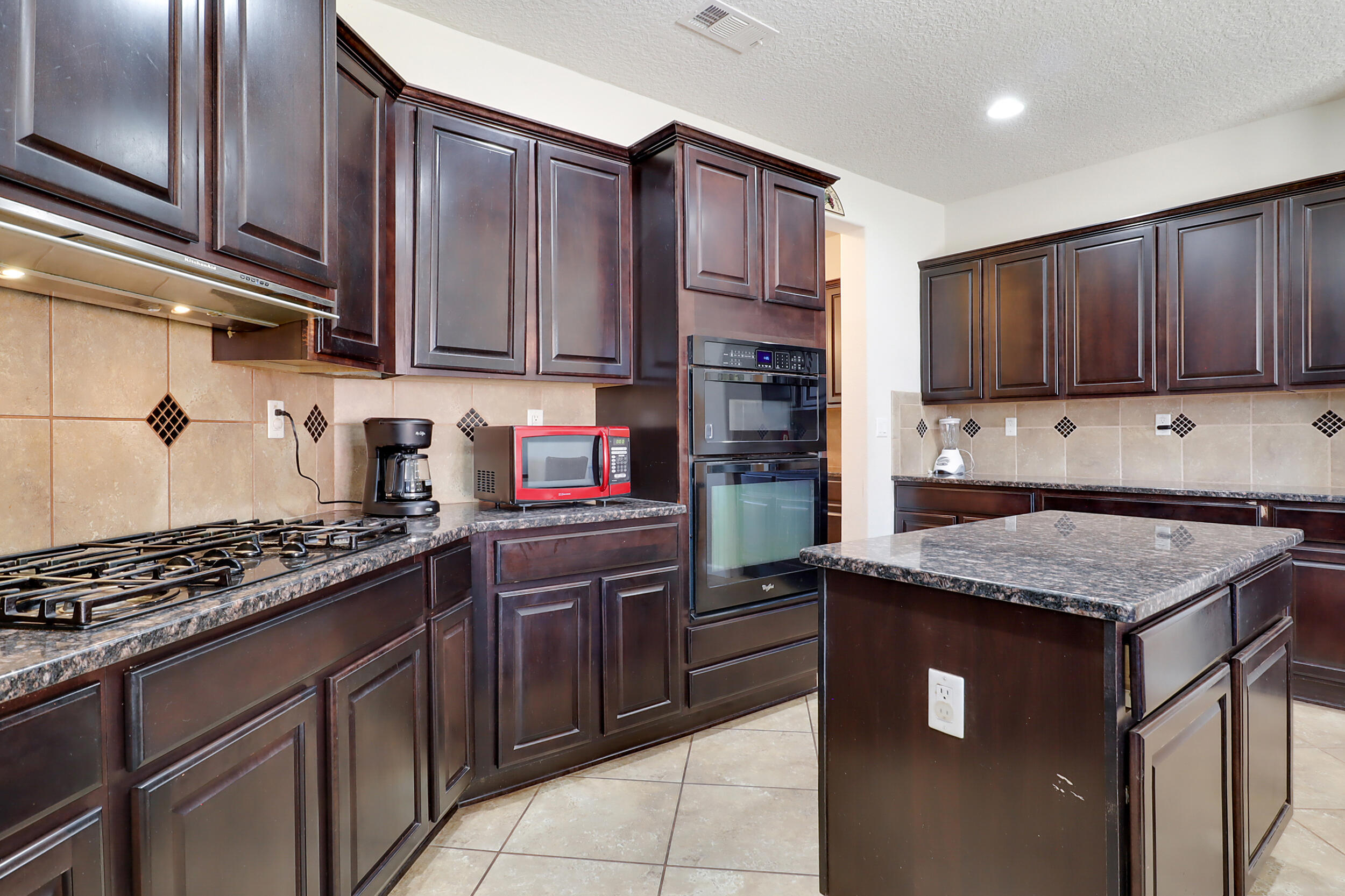 3813 Las Colinas Avenue NE