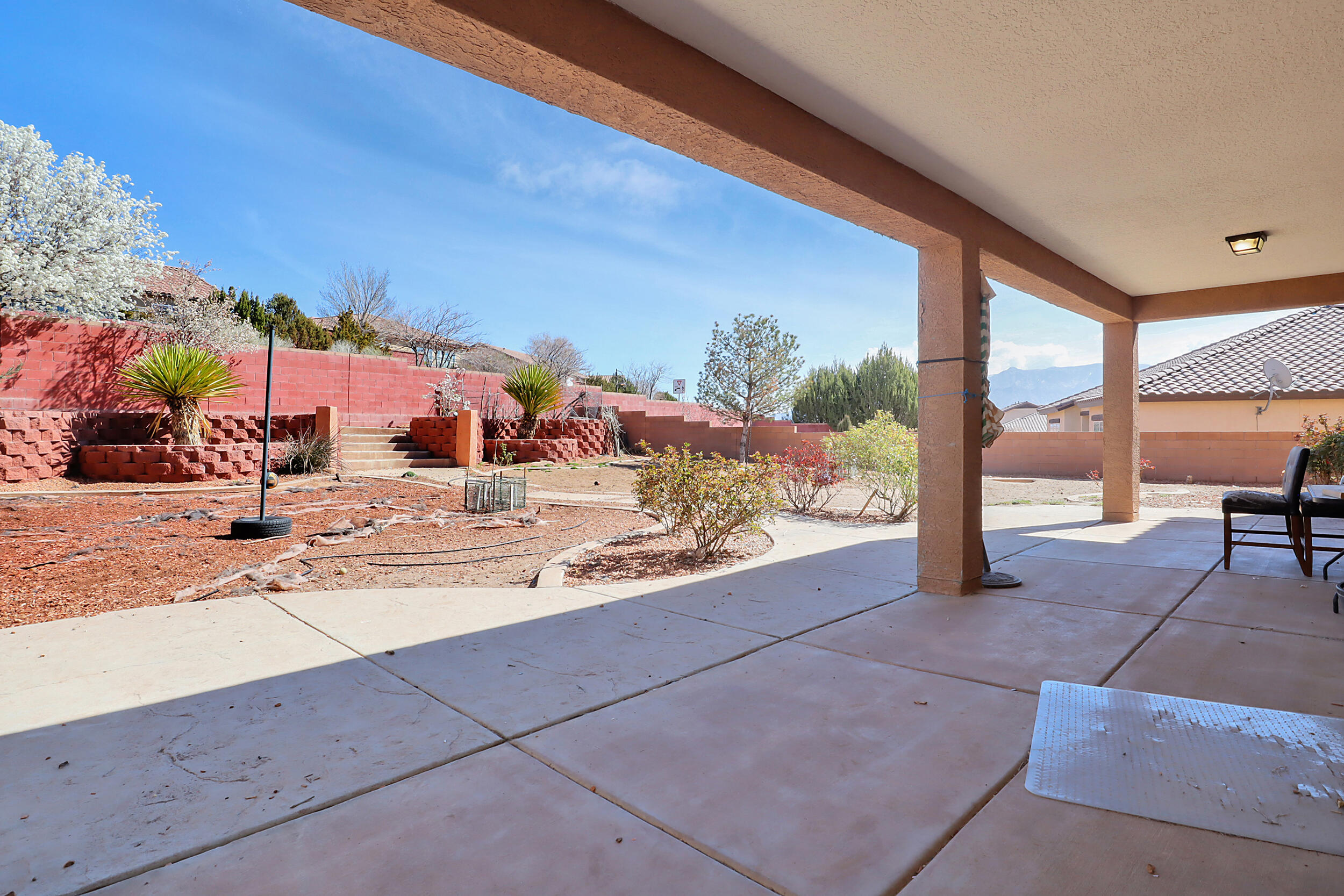 3813 Las Colinas Avenue NE