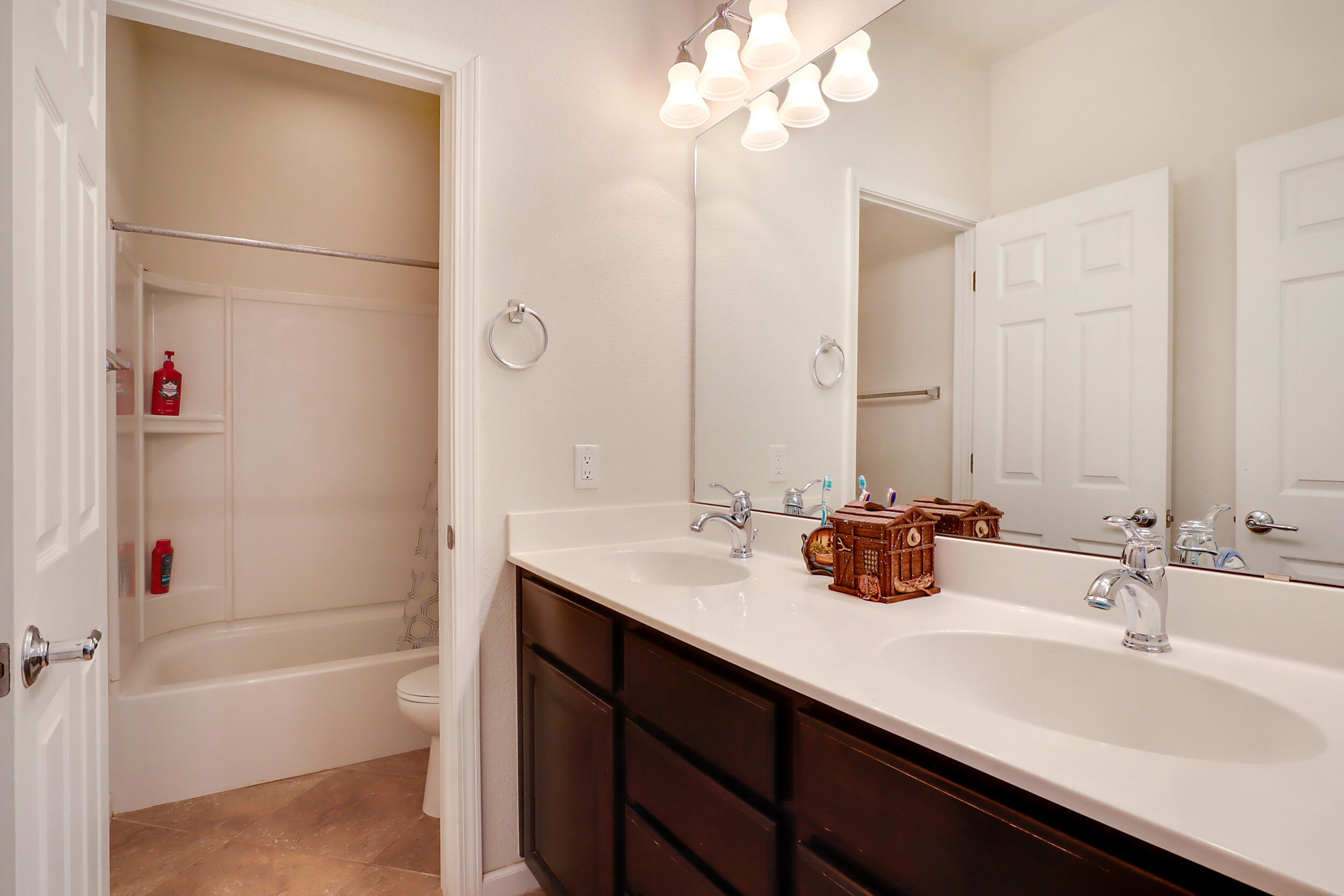 3813 Las Colinas Avenue NE