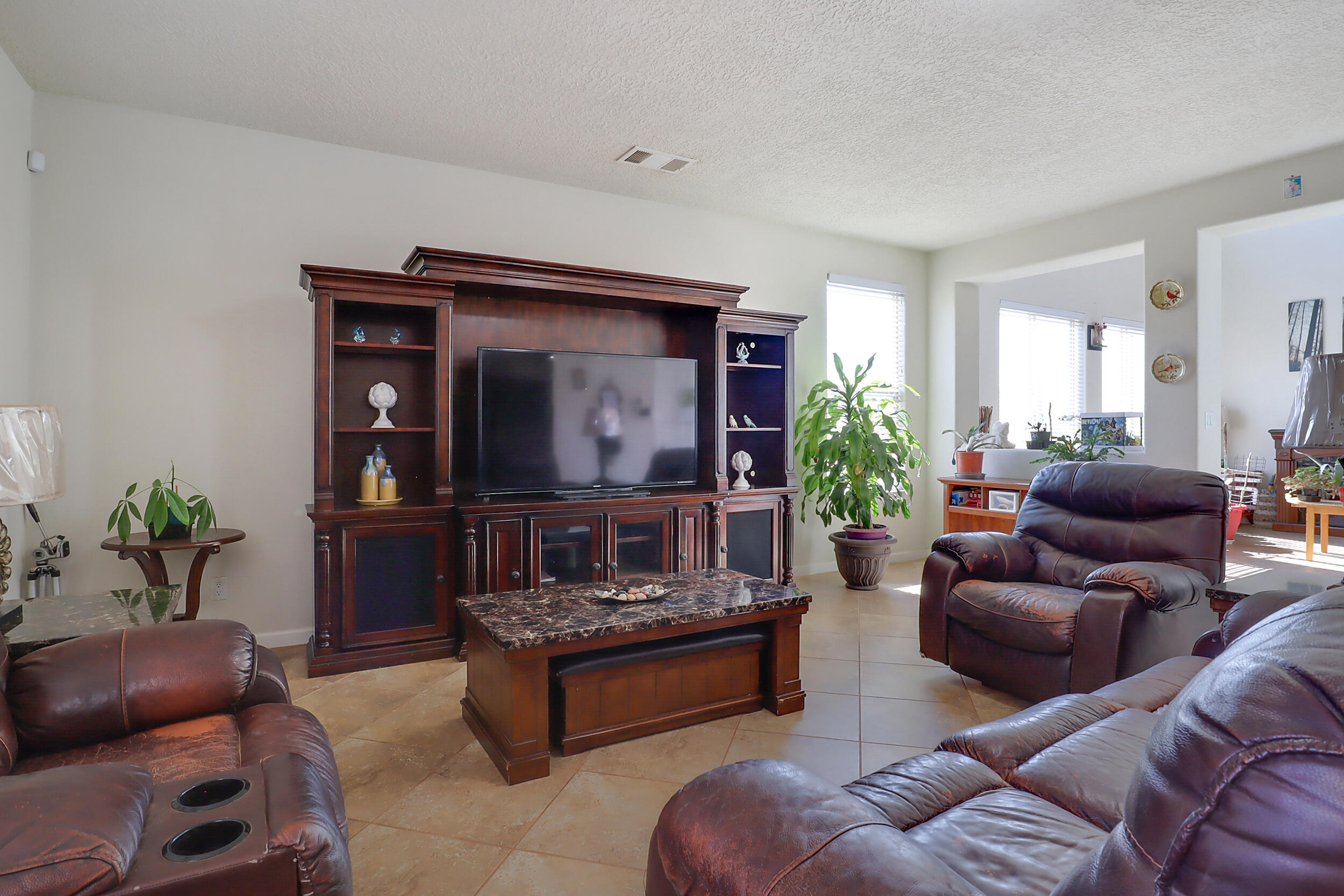 3813 Las Colinas Avenue NE