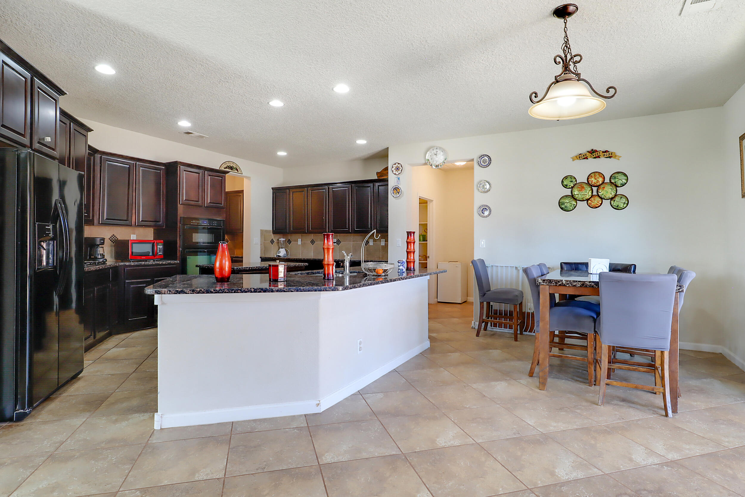 3813 Las Colinas Avenue NE