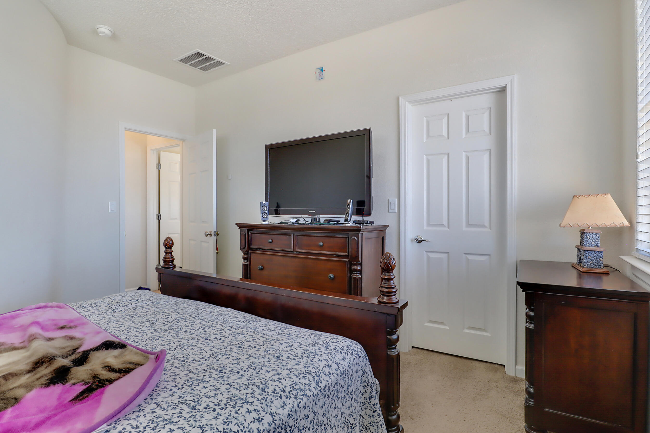 3813 Las Colinas Avenue NE