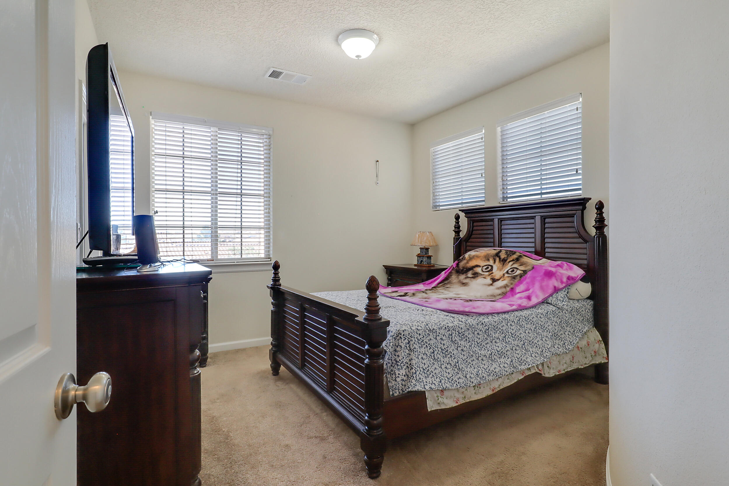 3813 Las Colinas Avenue NE