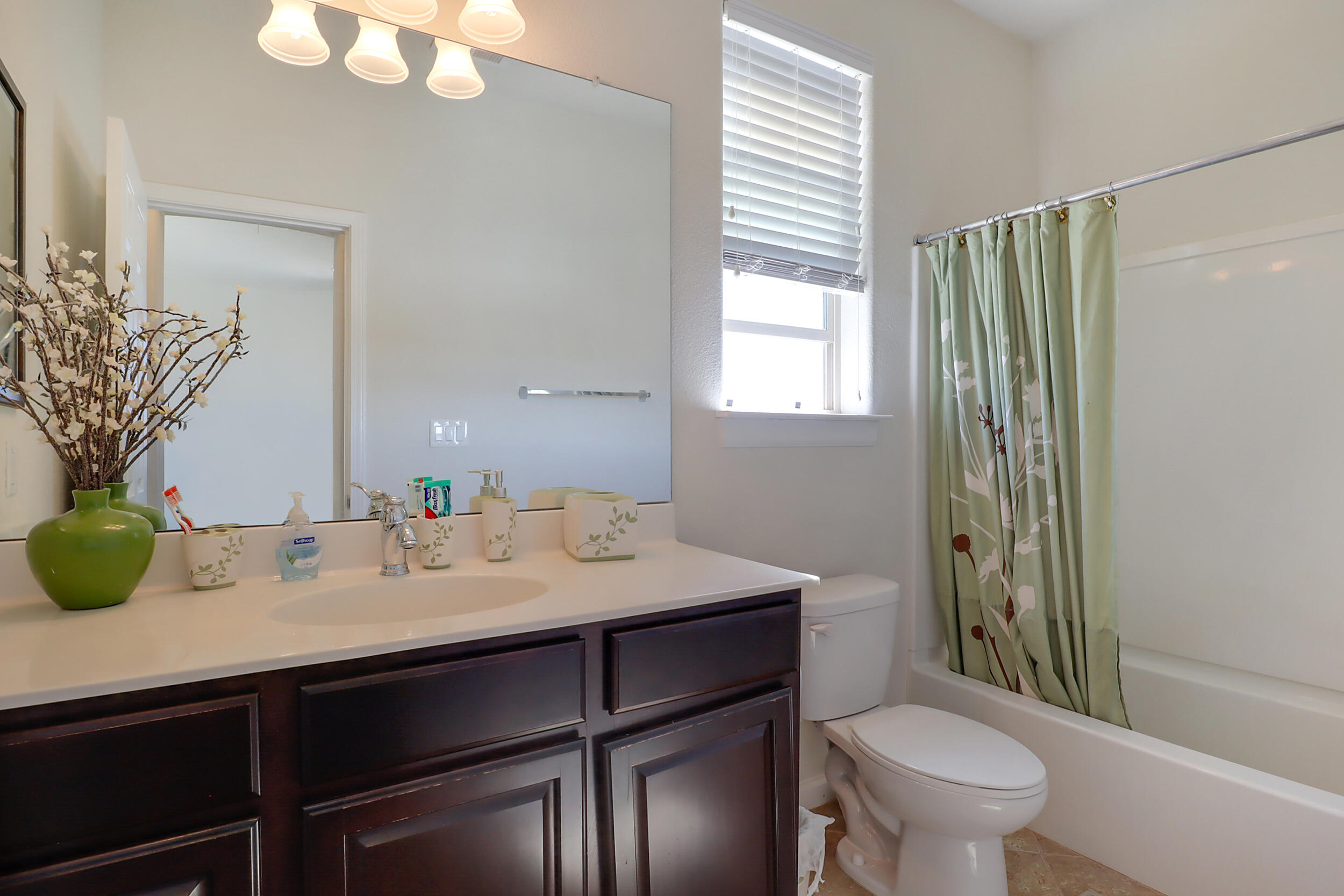 3813 Las Colinas Avenue NE