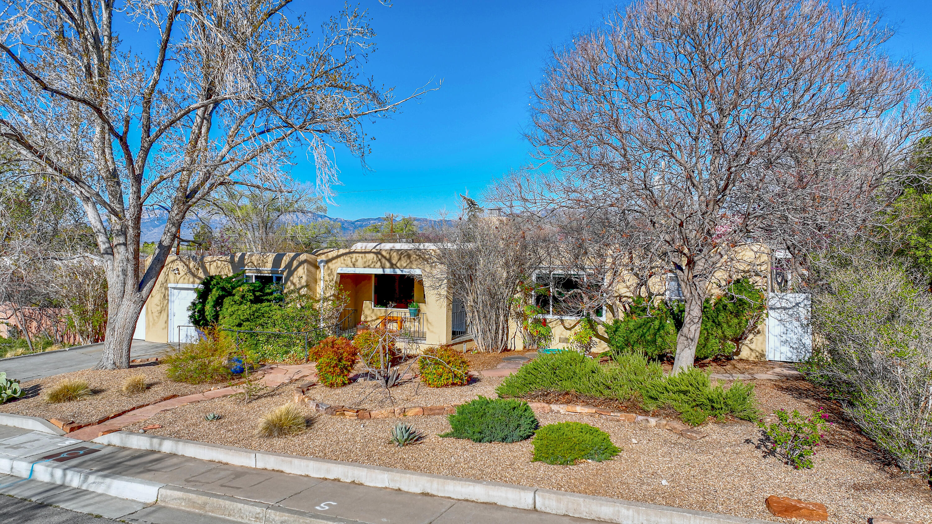 706 Amherst Drive SE