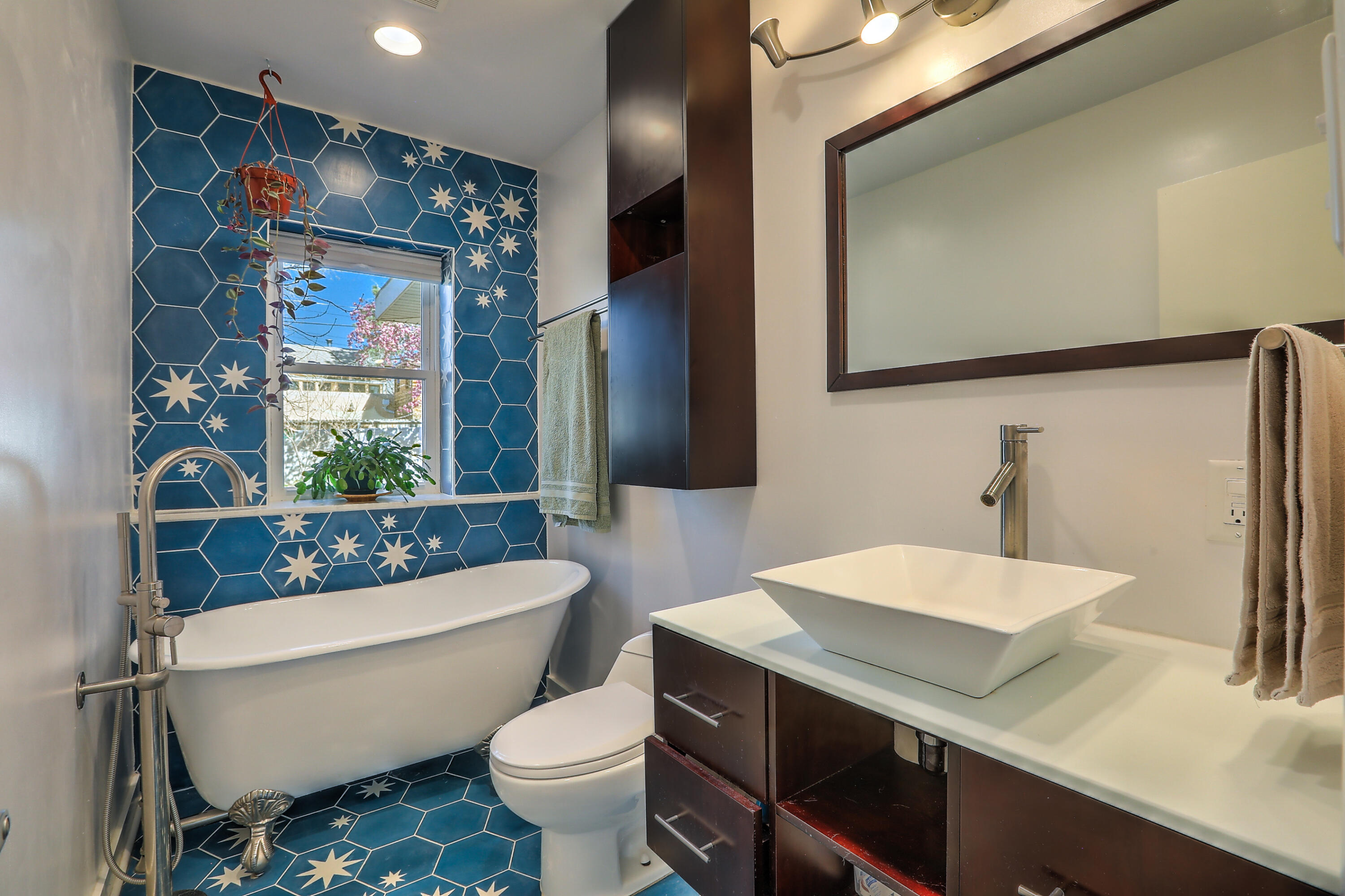 706 Amherst Drive SE