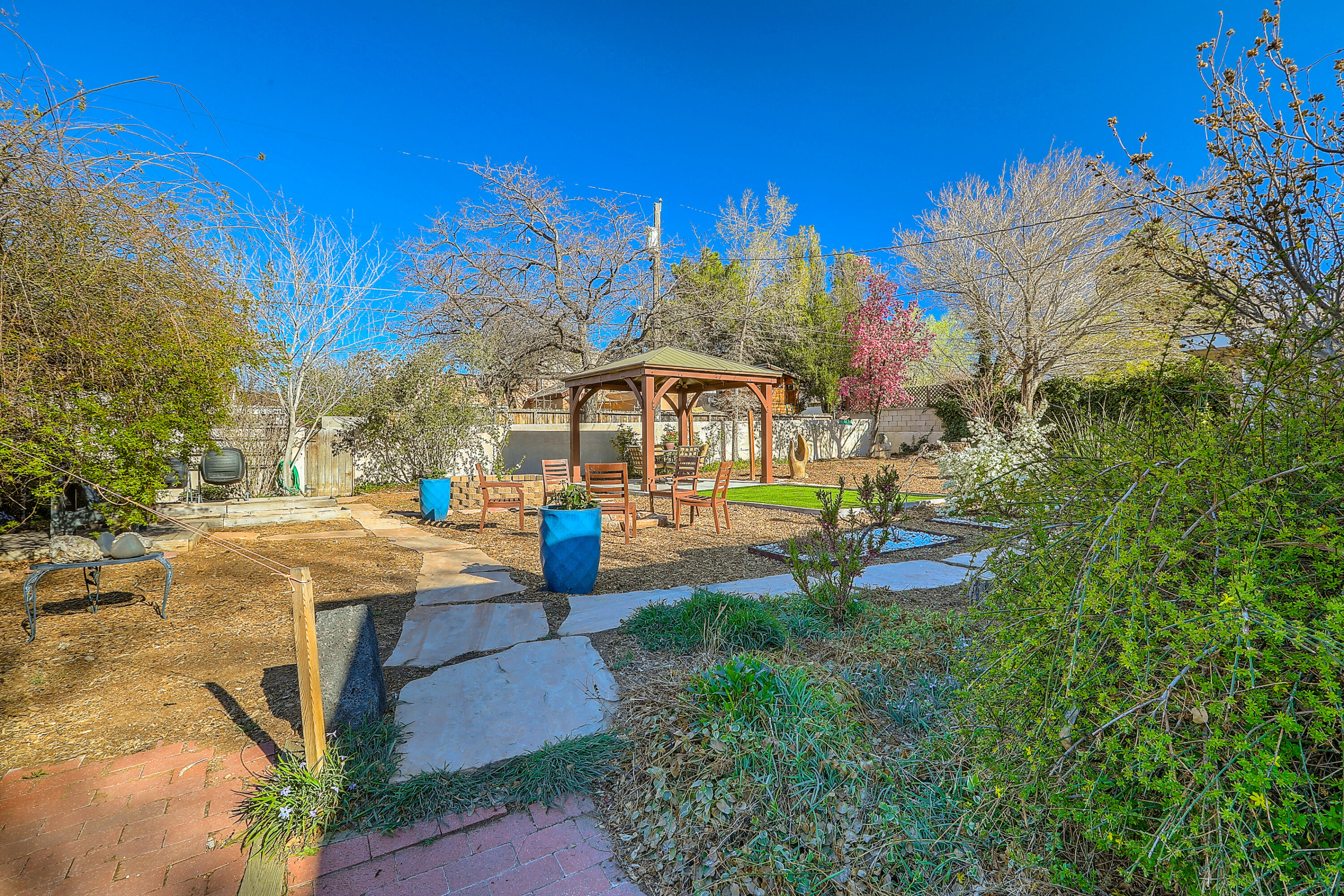 706 Amherst Drive SE