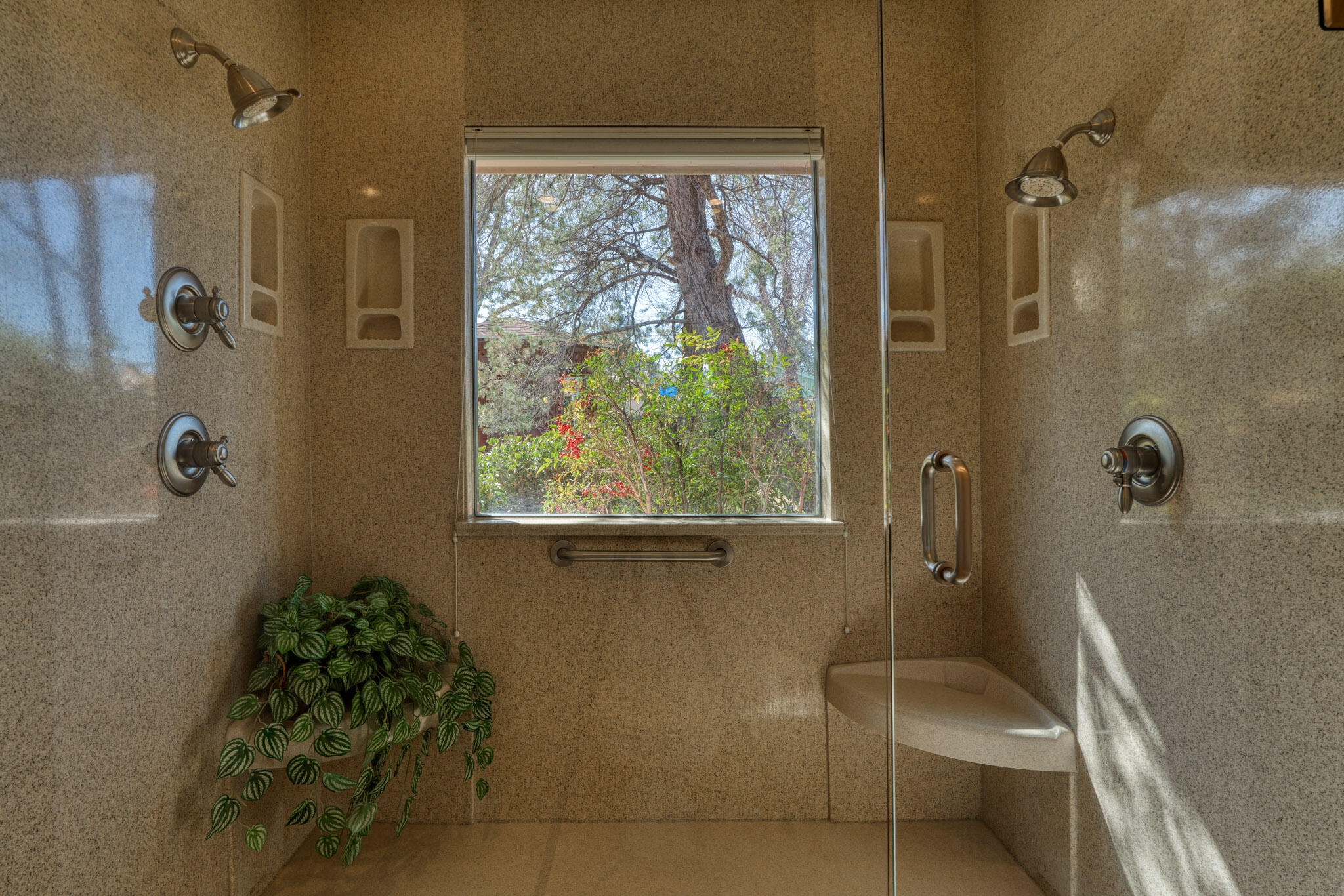 8812 Camino Del Sol NE