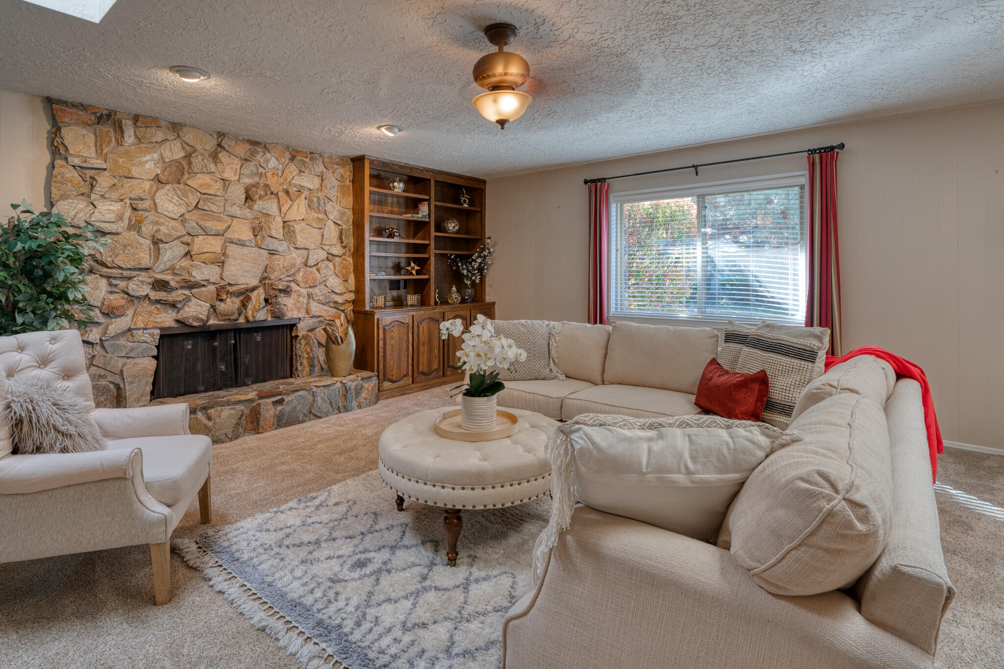 8812 Camino Del Sol NE