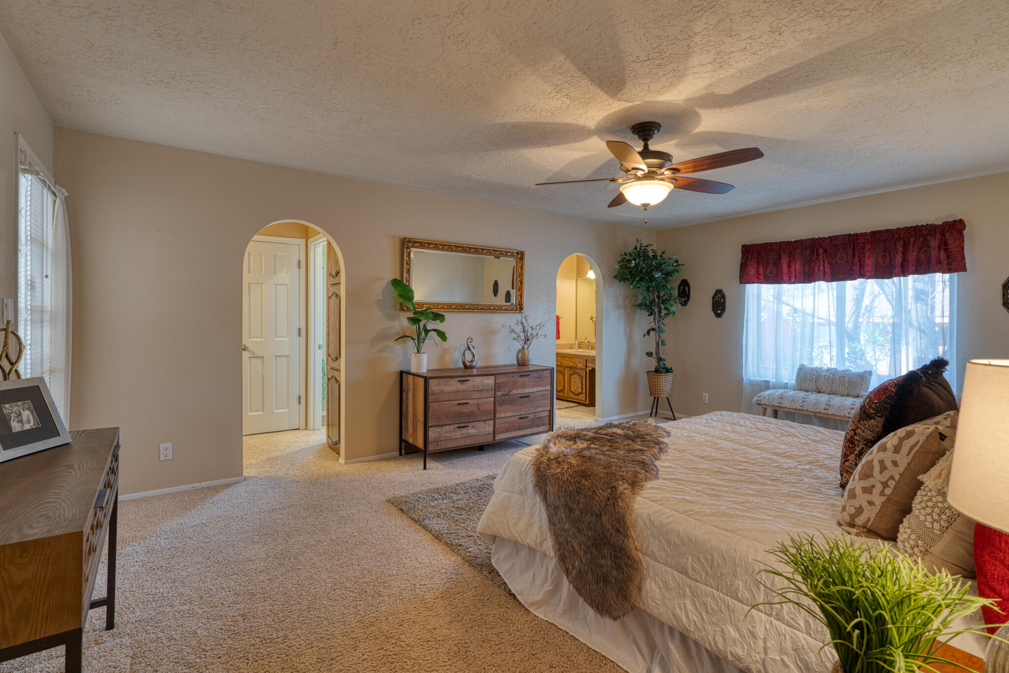 8812 Camino Del Sol NE