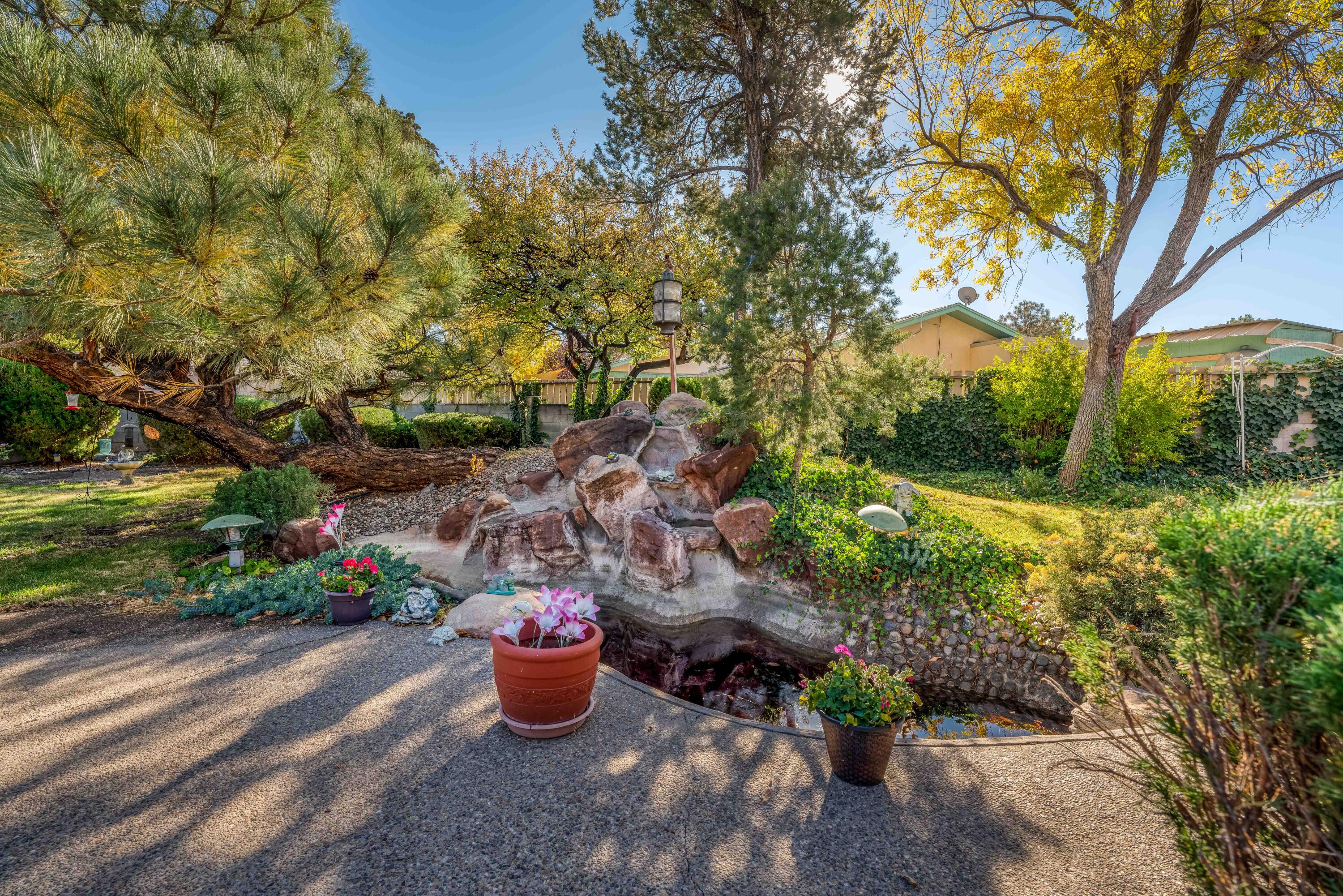 8812 Camino Del Sol NE