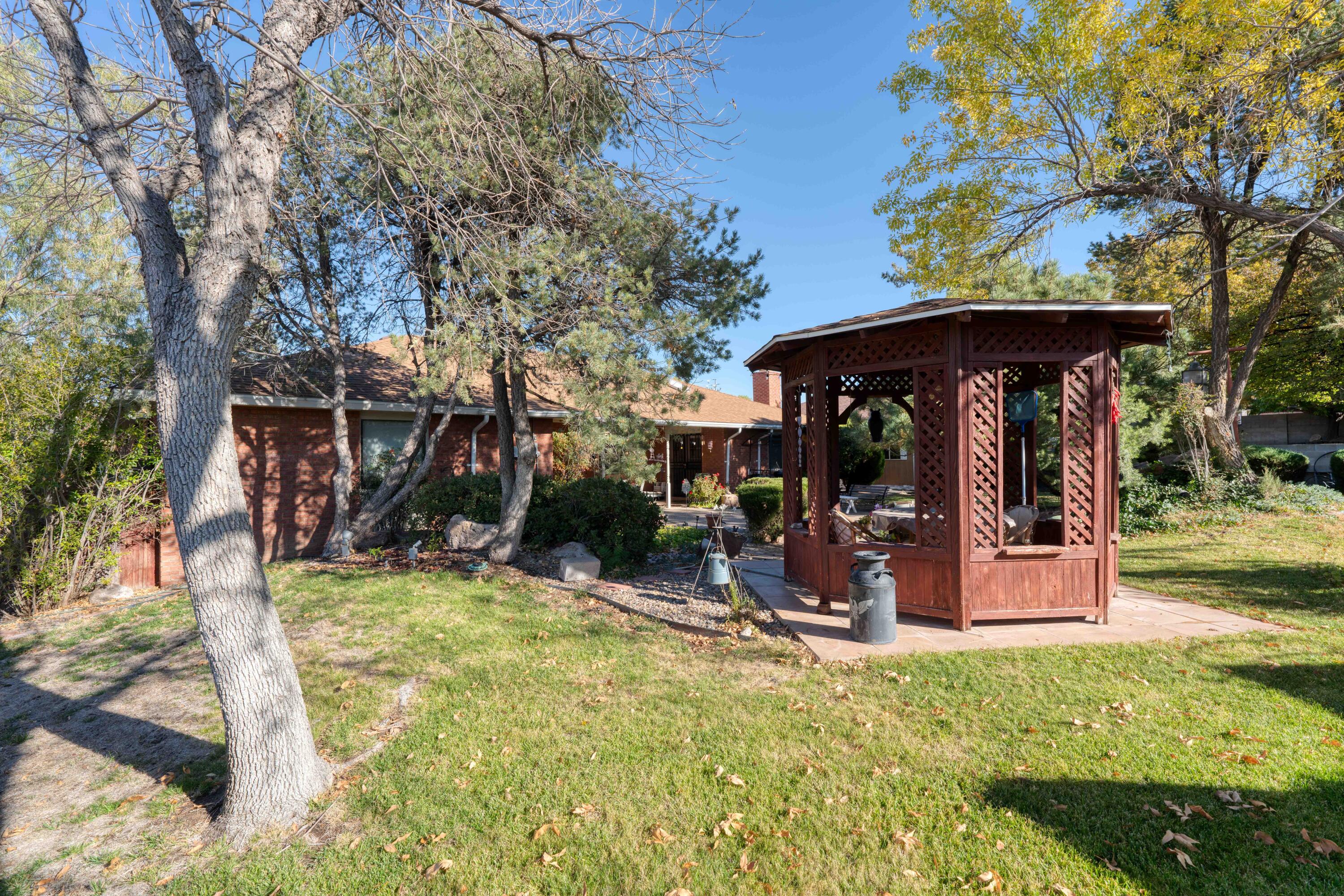 8812 Camino Del Sol NE