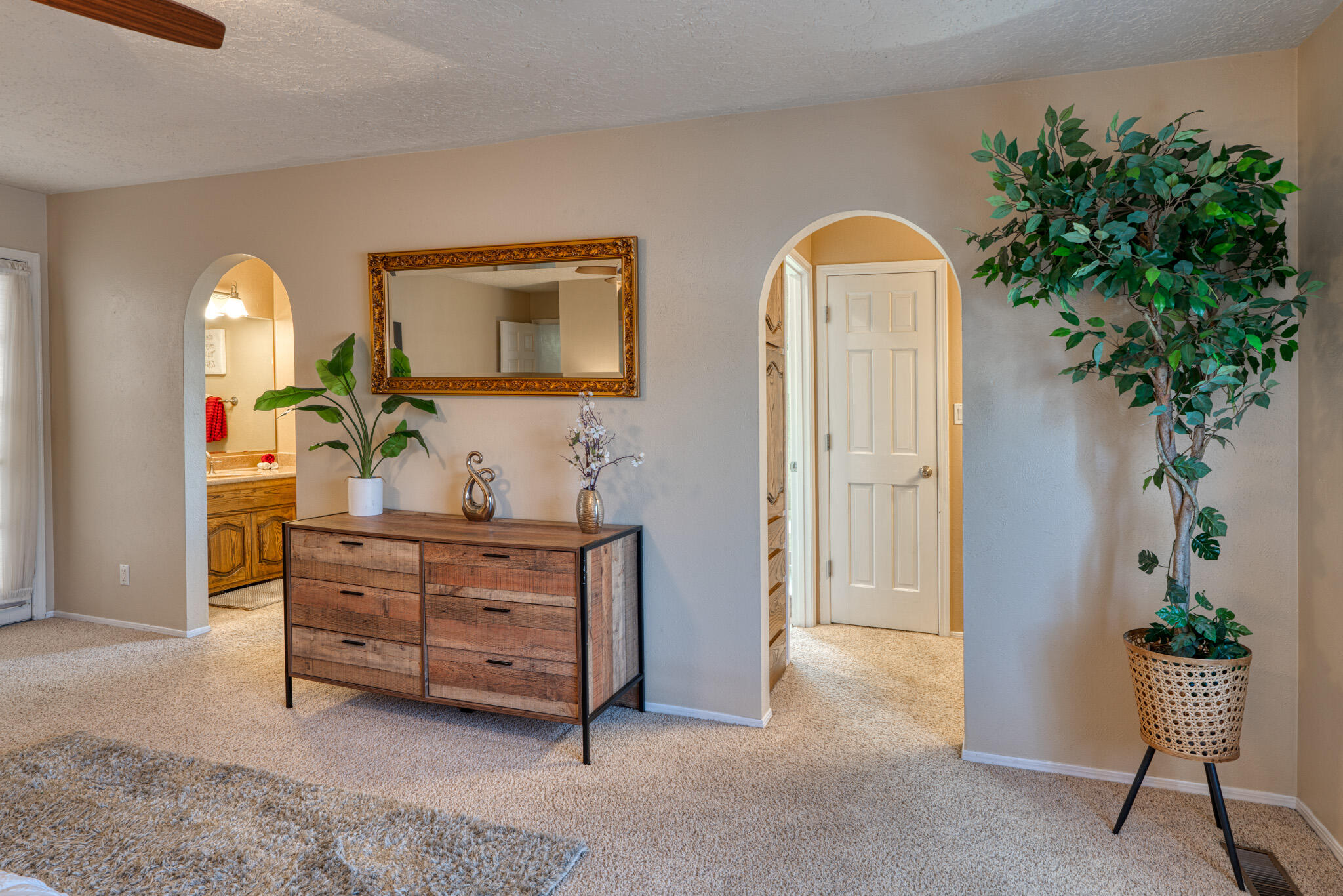 8812 Camino Del Sol NE