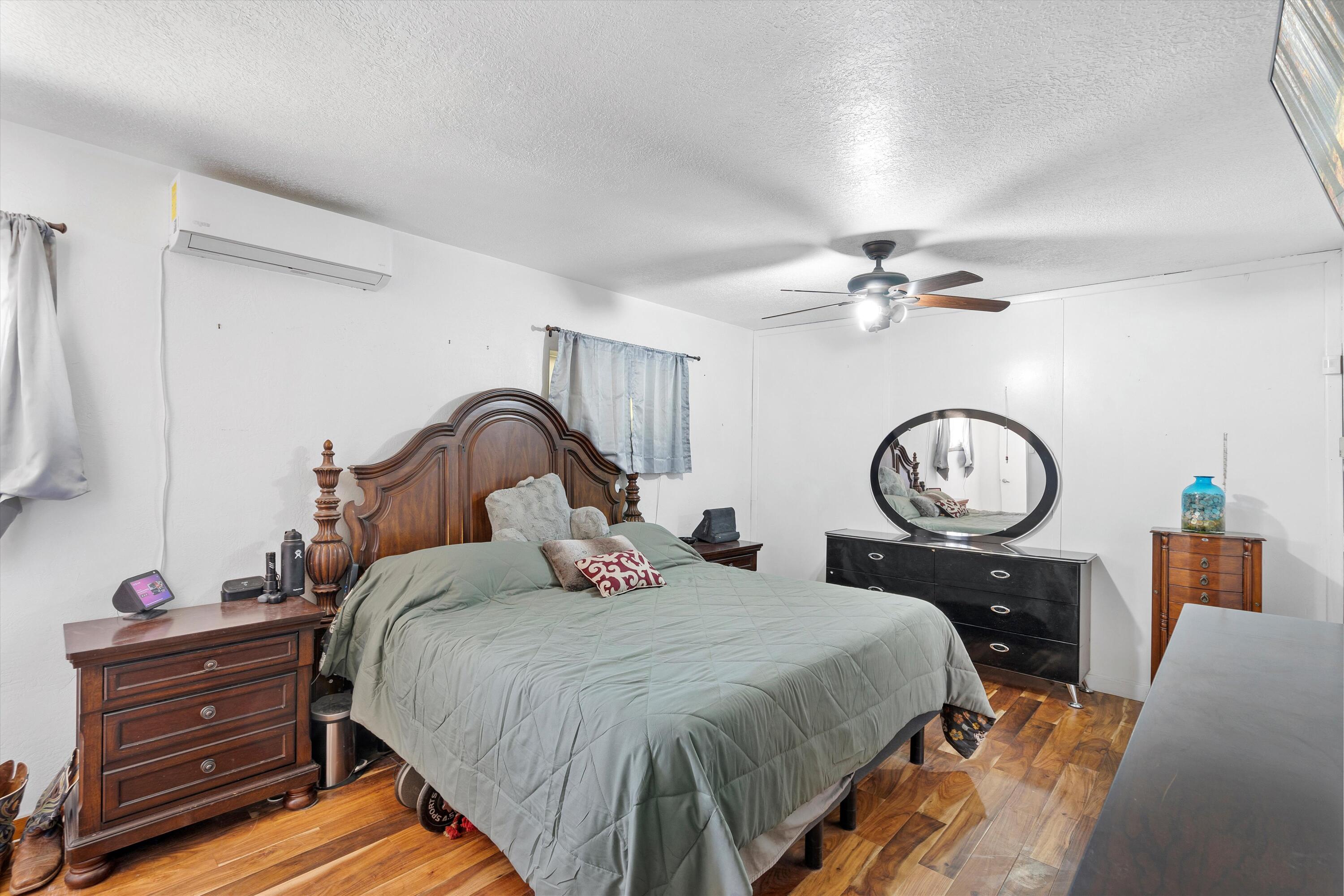 1128 Los Lentes Road NE